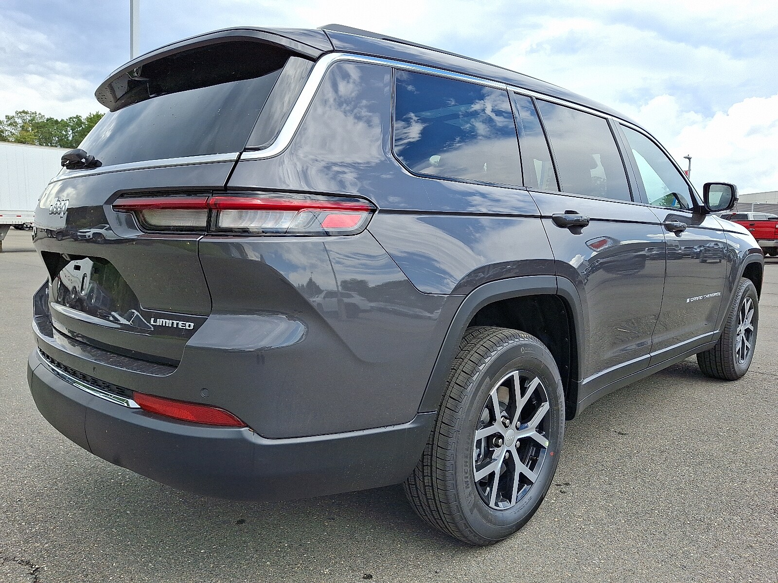 2025 Jeep Grand Cherokee Limited photo 4