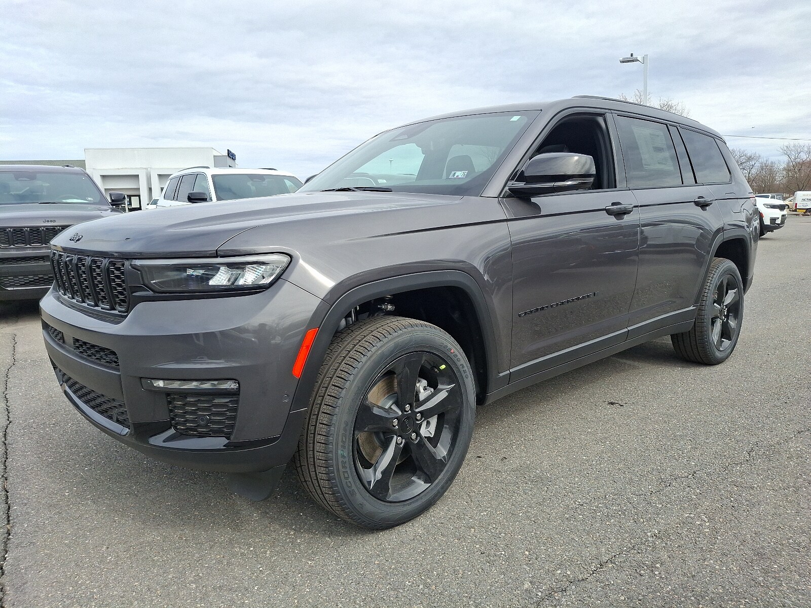 2025 Jeep Grand Cherokee Limited photo 2