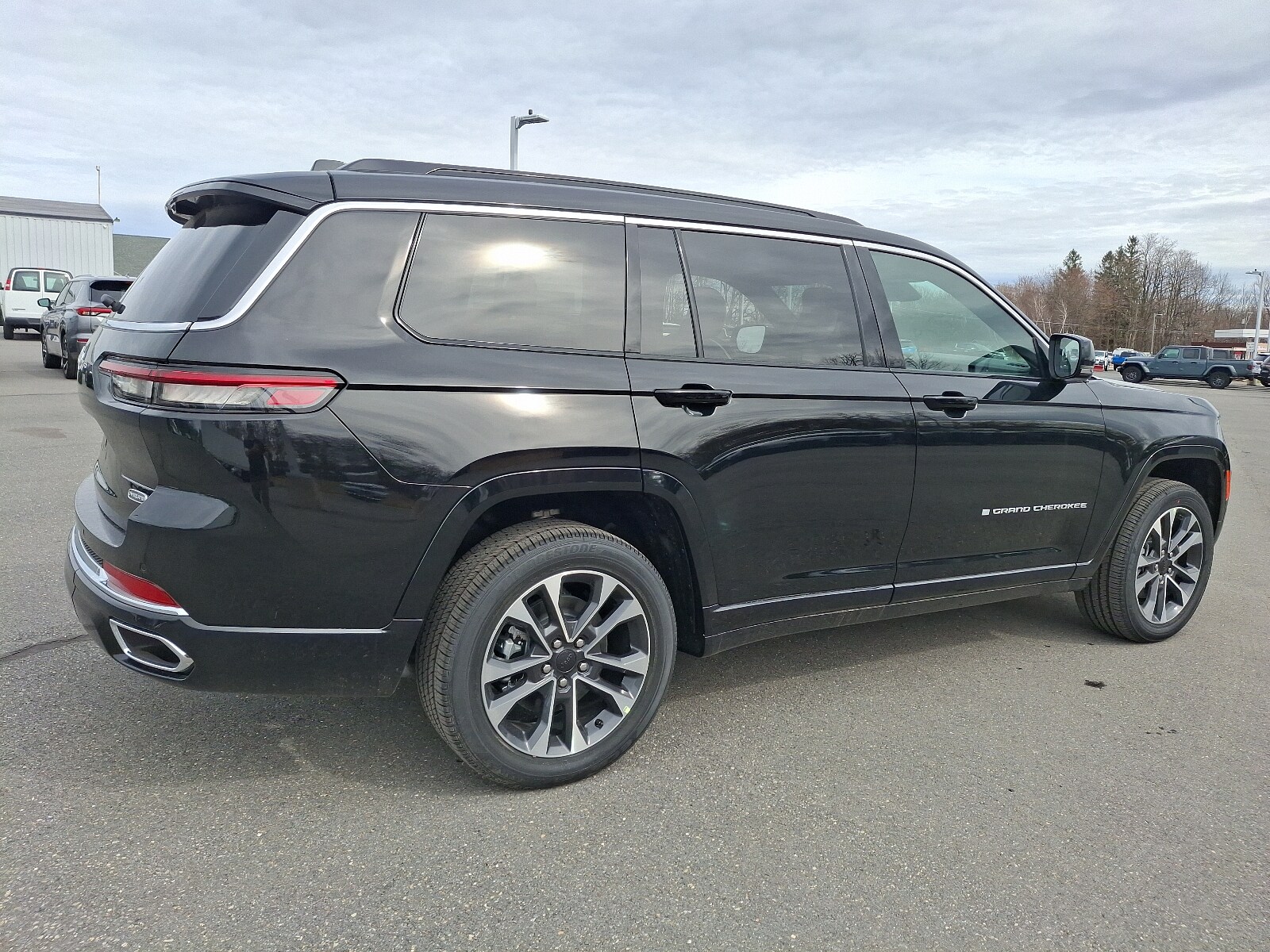 2025 Jeep Grand Cherokee Overland photo 4