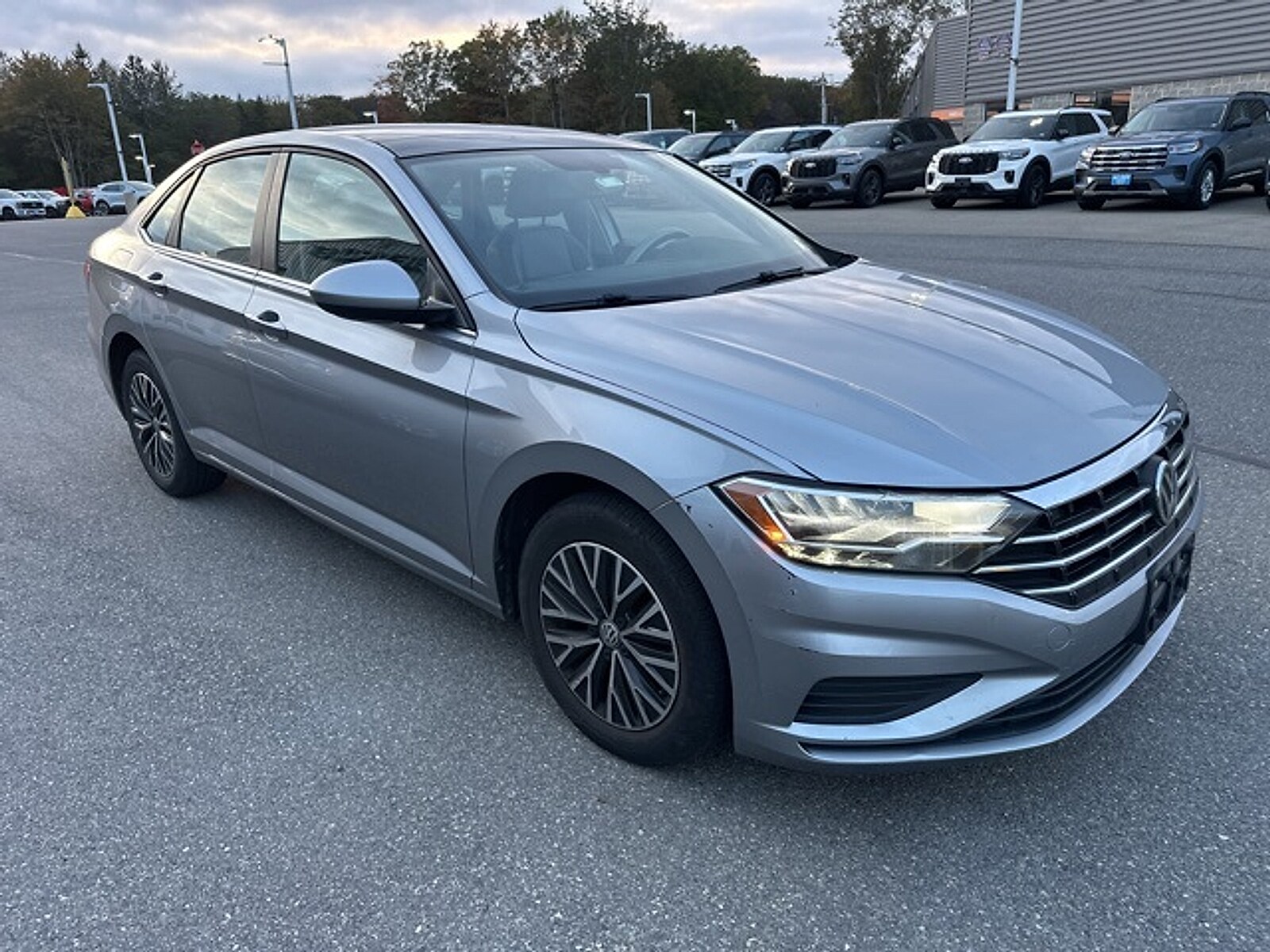 2019 Volkswagen Jetta SE R-Line photo 2