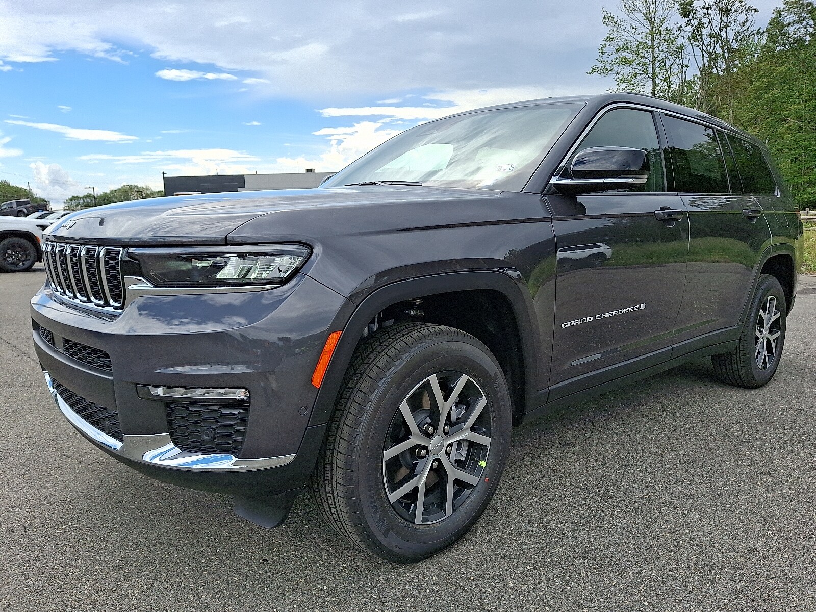 2025 Jeep Grand Cherokee Limited photo 2