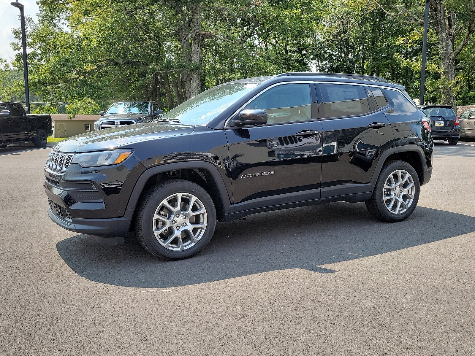 2024 Jeep Compass Latitude Lux photo 2