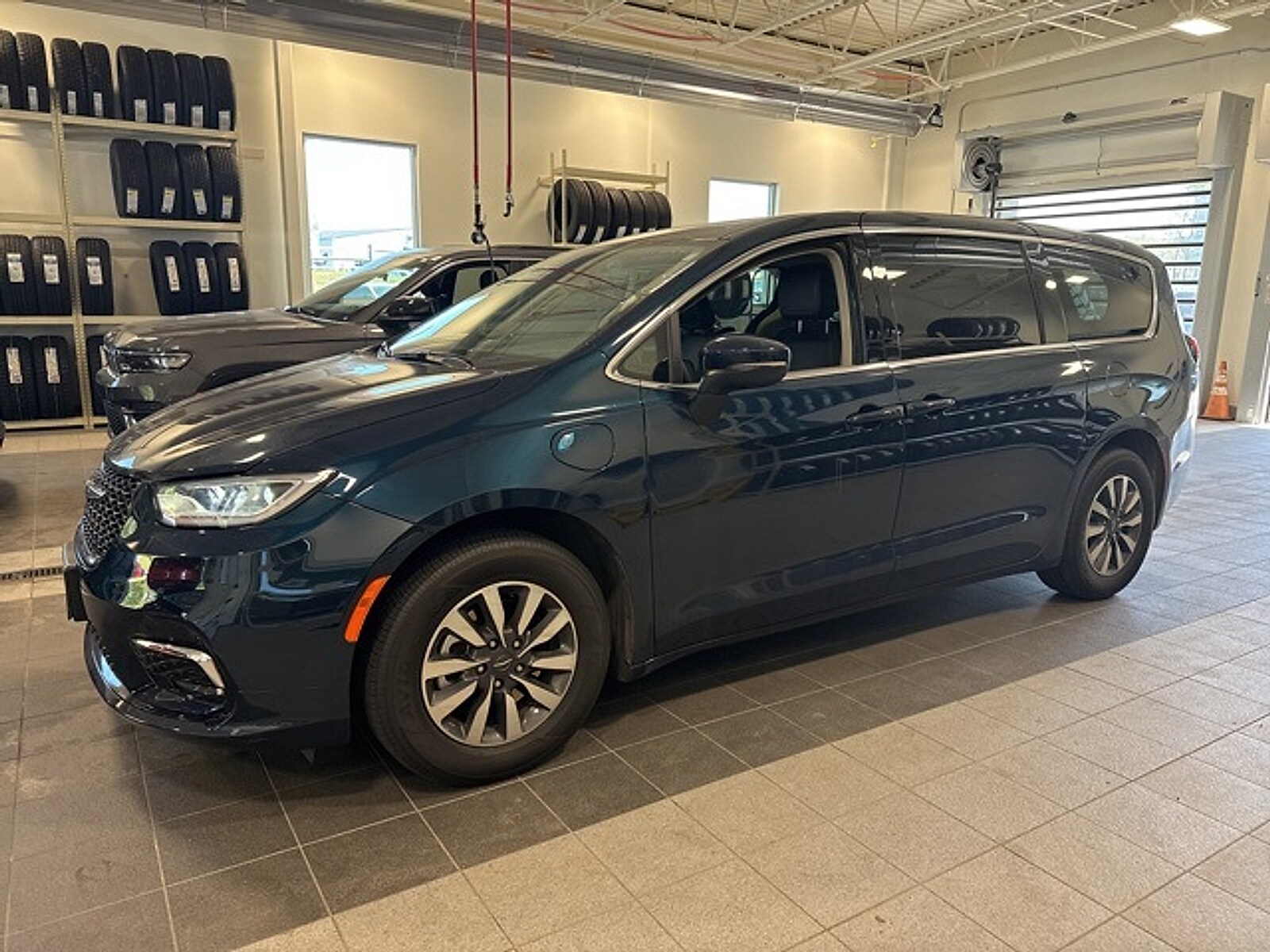 2023 Chrysler Pacifica Hybrid Touring L photo 2