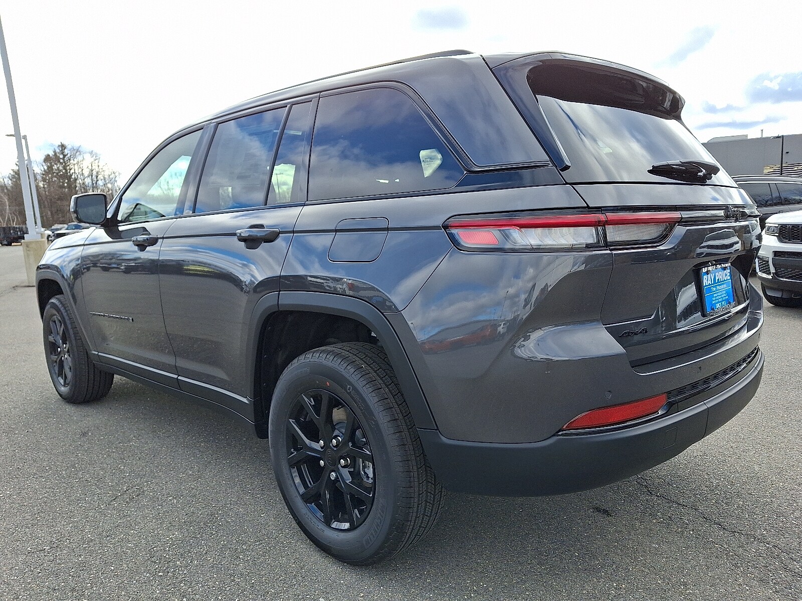 2025 Jeep Grand Cherokee Altitude photo 3