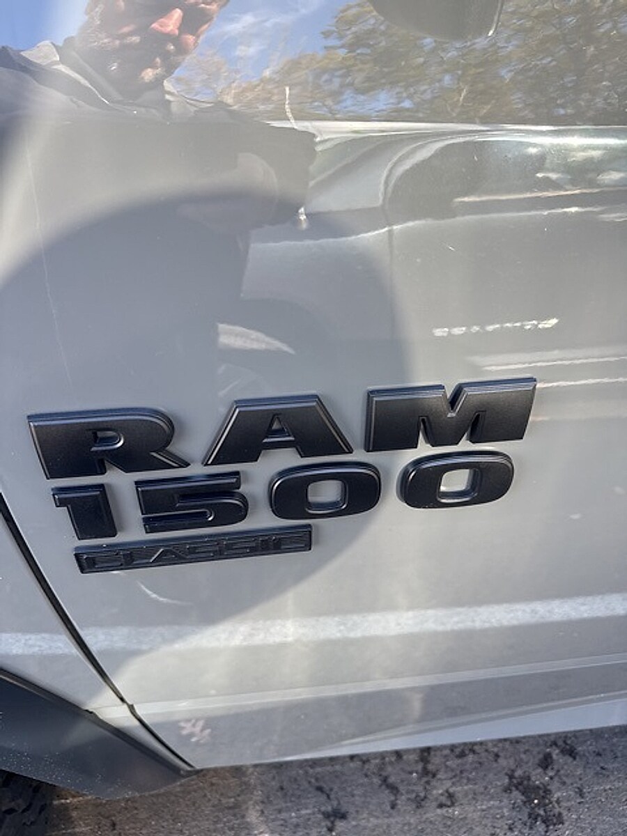 2022 Ram 1500 Classic SLT photo 4
