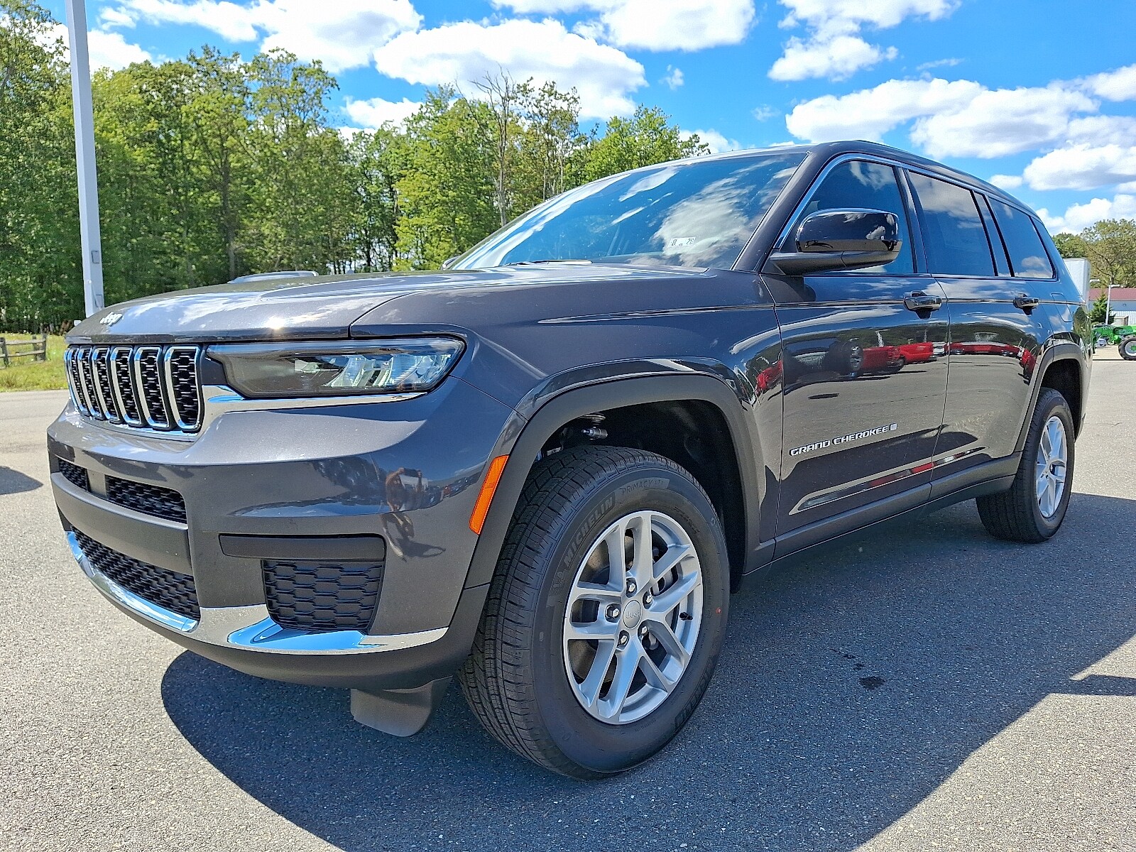 2025 Jeep Grand Cherokee Laredo photo 2