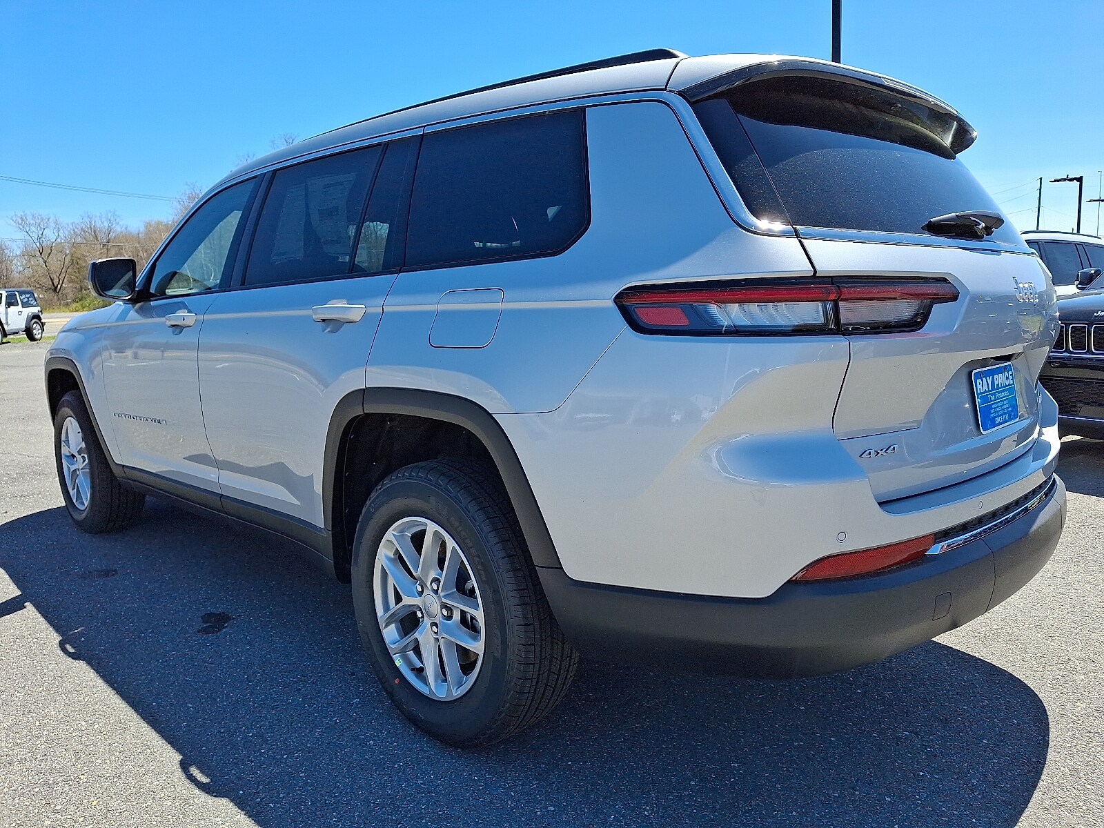 2025 Jeep Grand Cherokee Laredo photo 3