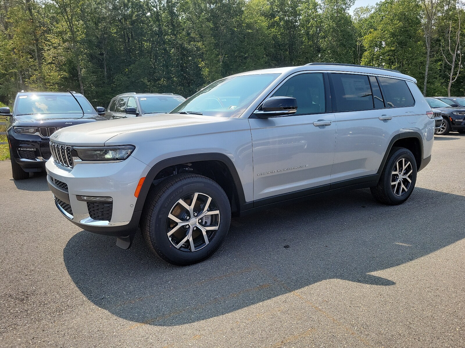 2024 Jeep Grand Cherokee Limited photo 2