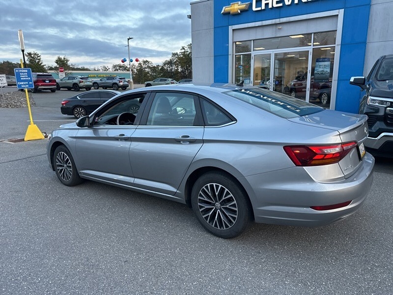 2019 Volkswagen Jetta SE R-Line photo 4