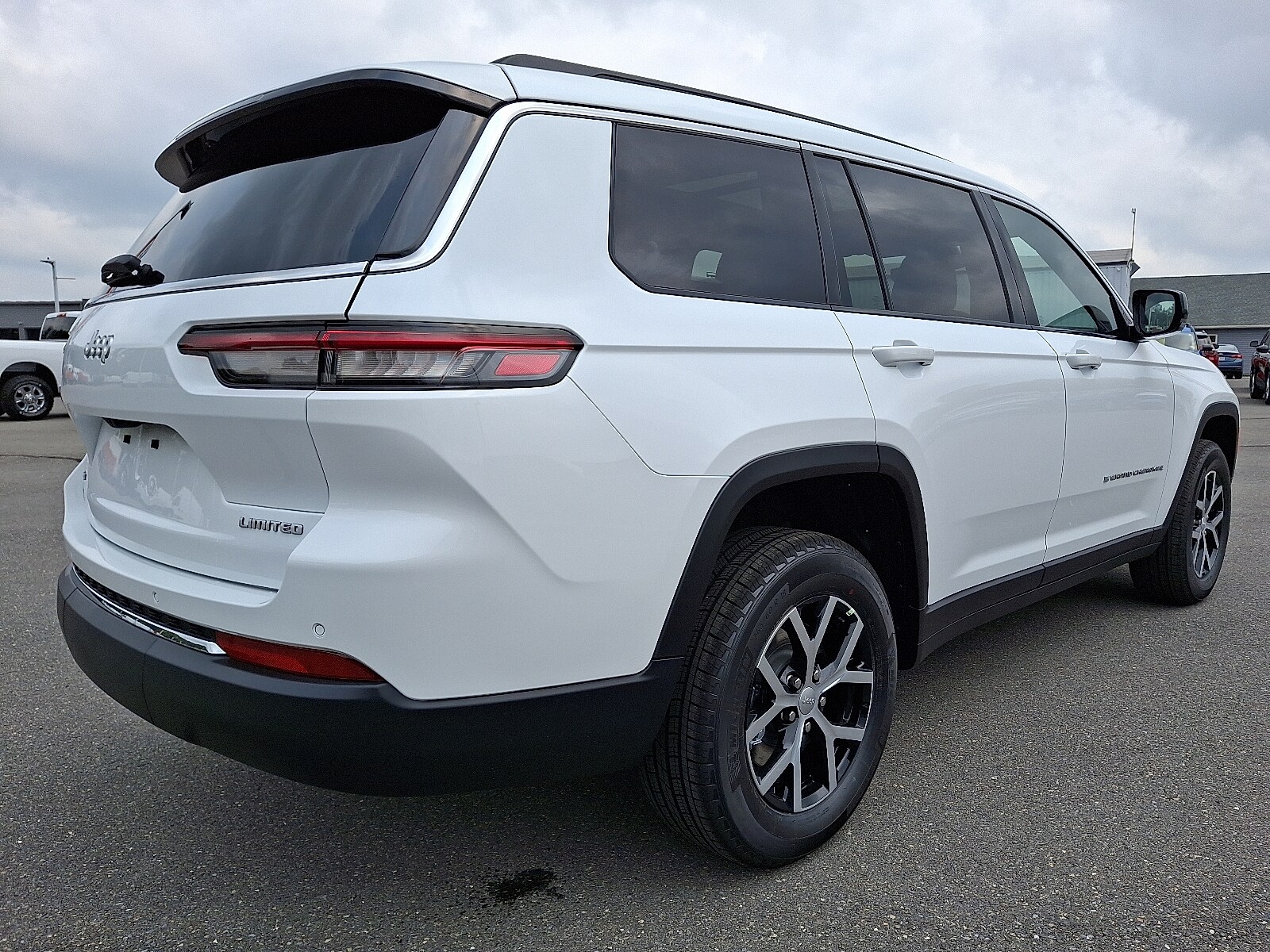 2025 Jeep Grand Cherokee Limited photo 3