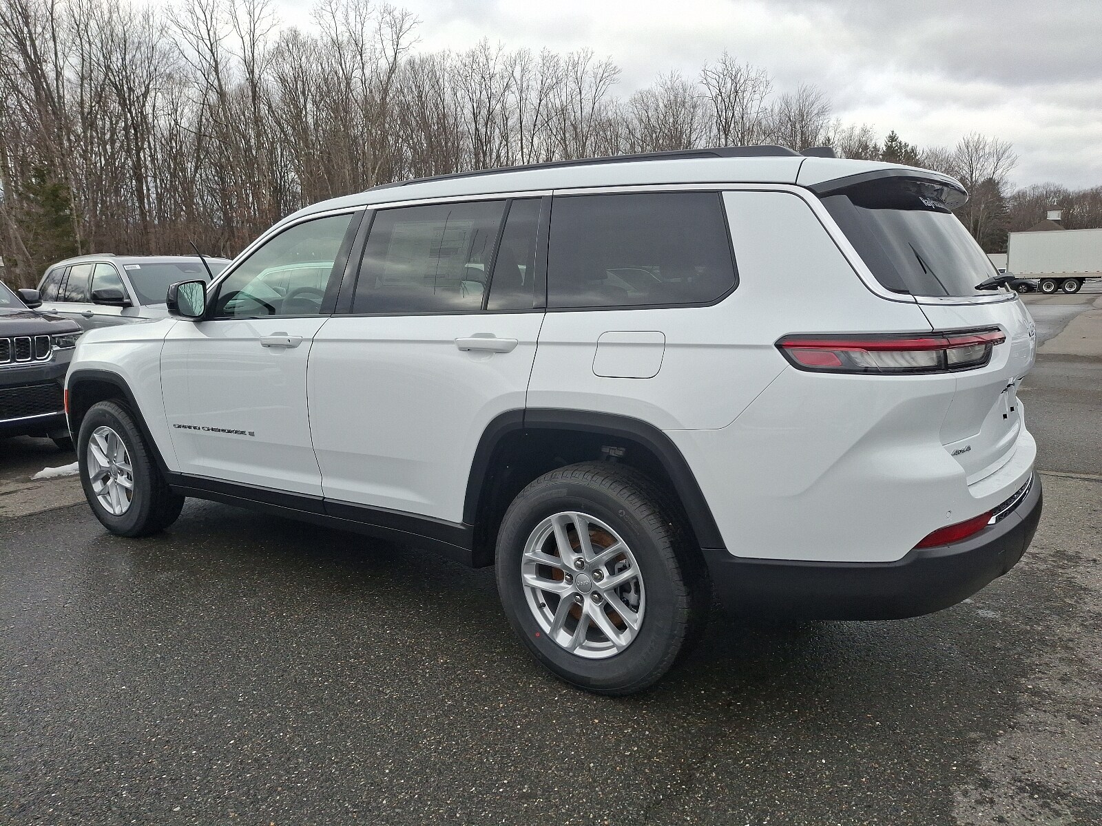 2025 Jeep Grand Cherokee Laredo X photo 3