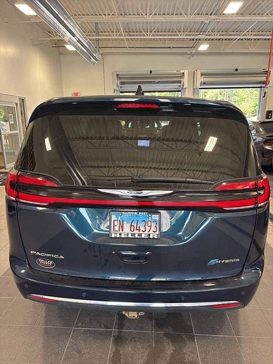 2023 Chrysler Pacifica Hybrid Touring L photo 3