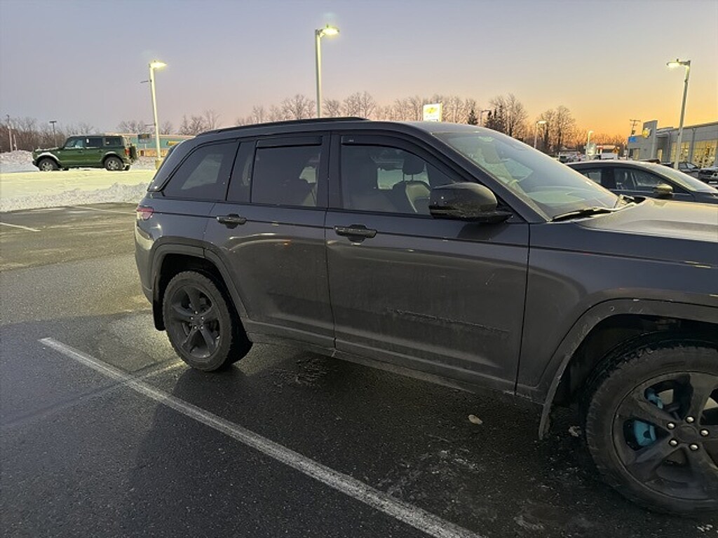 Used 2023 Jeep Grand Cherokee Laredo SUV