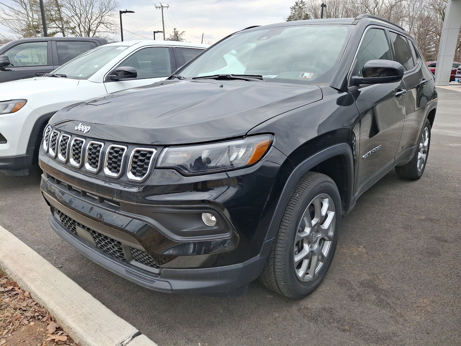 2024 Jeep Compass Latitude Lux photo 2