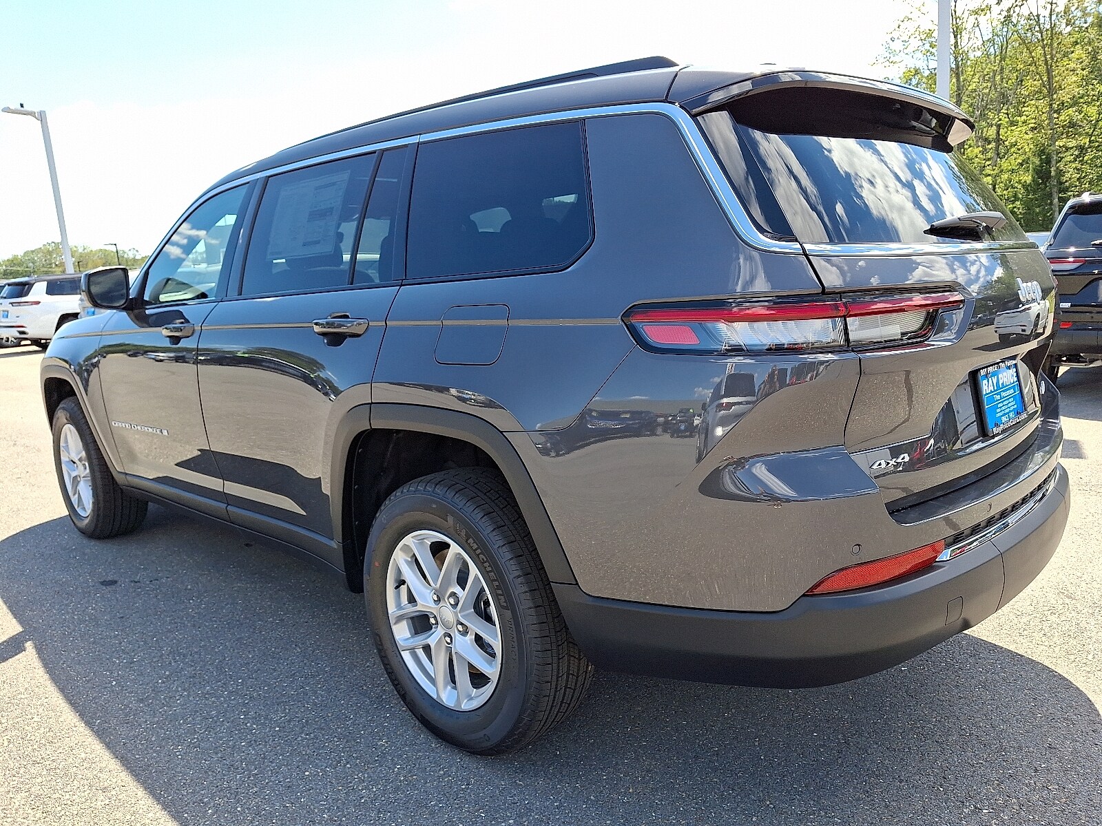 2025 Jeep Grand Cherokee Laredo photo 3