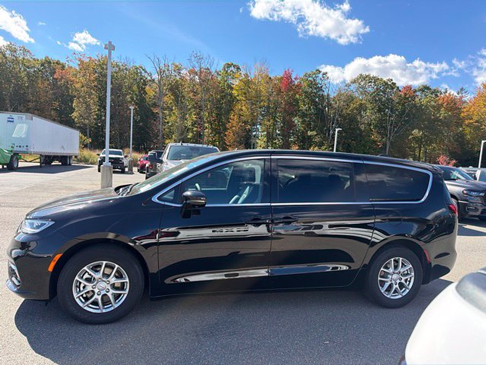 Certified 2026 Chrysler Pacifica Select Van Passenger Van