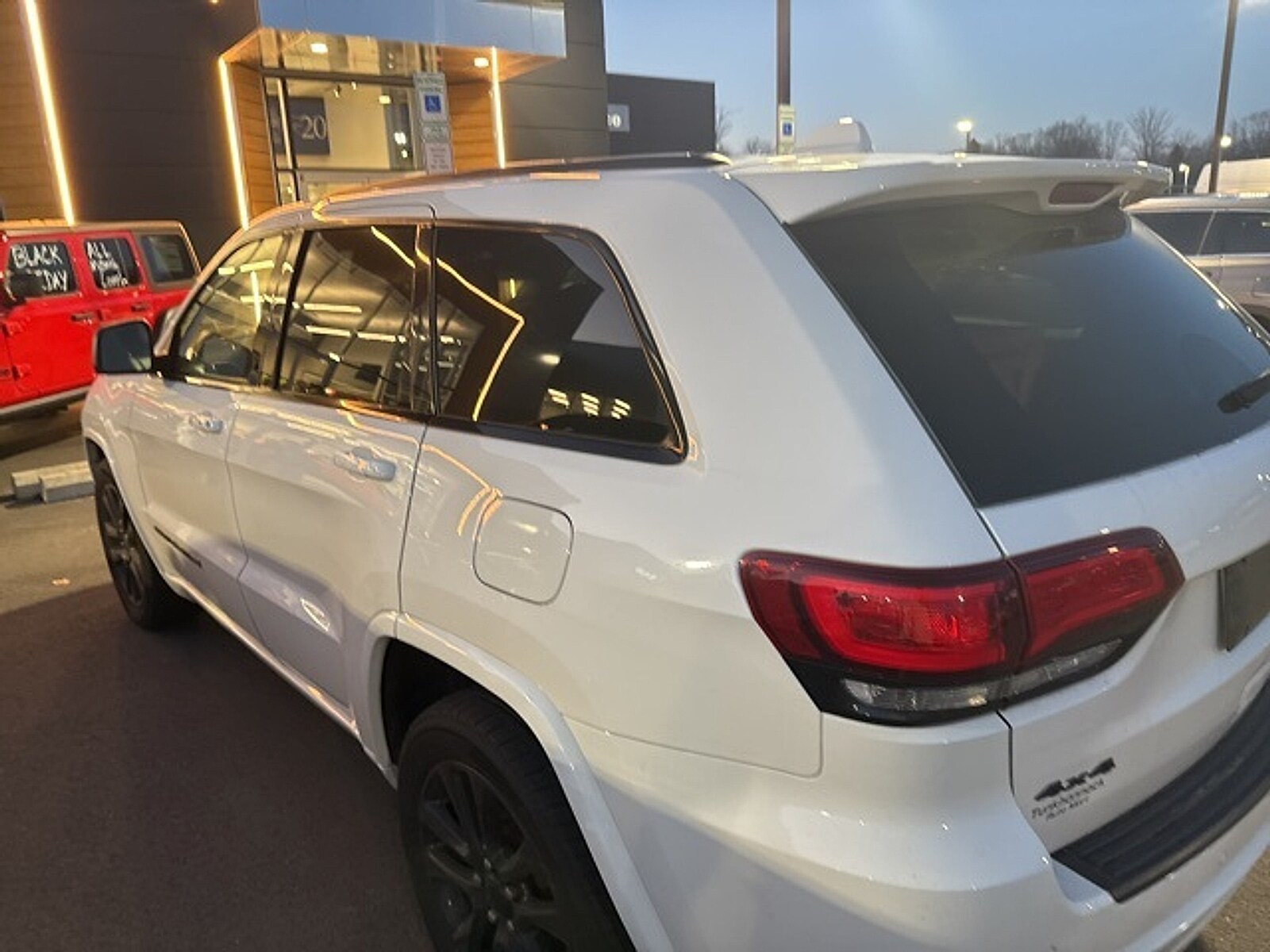 2021 Jeep Grand Cherokee Laredo photo 2