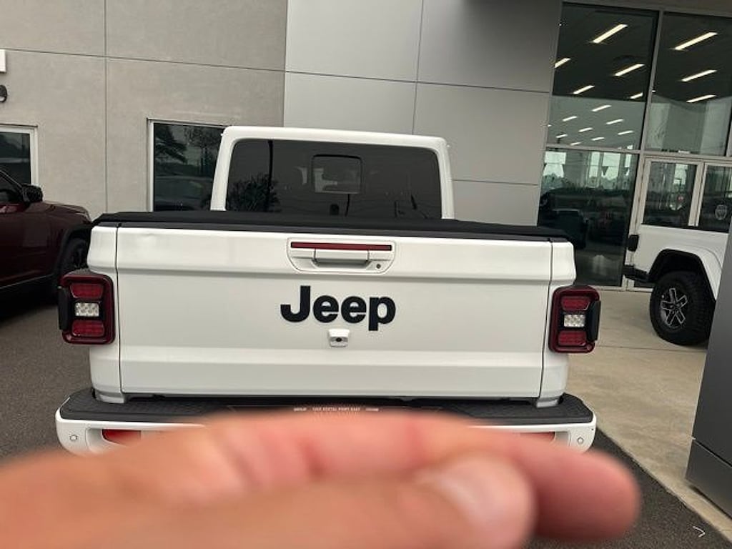 Used 2022 Jeep Gladiator Overland Truck Crew Cab