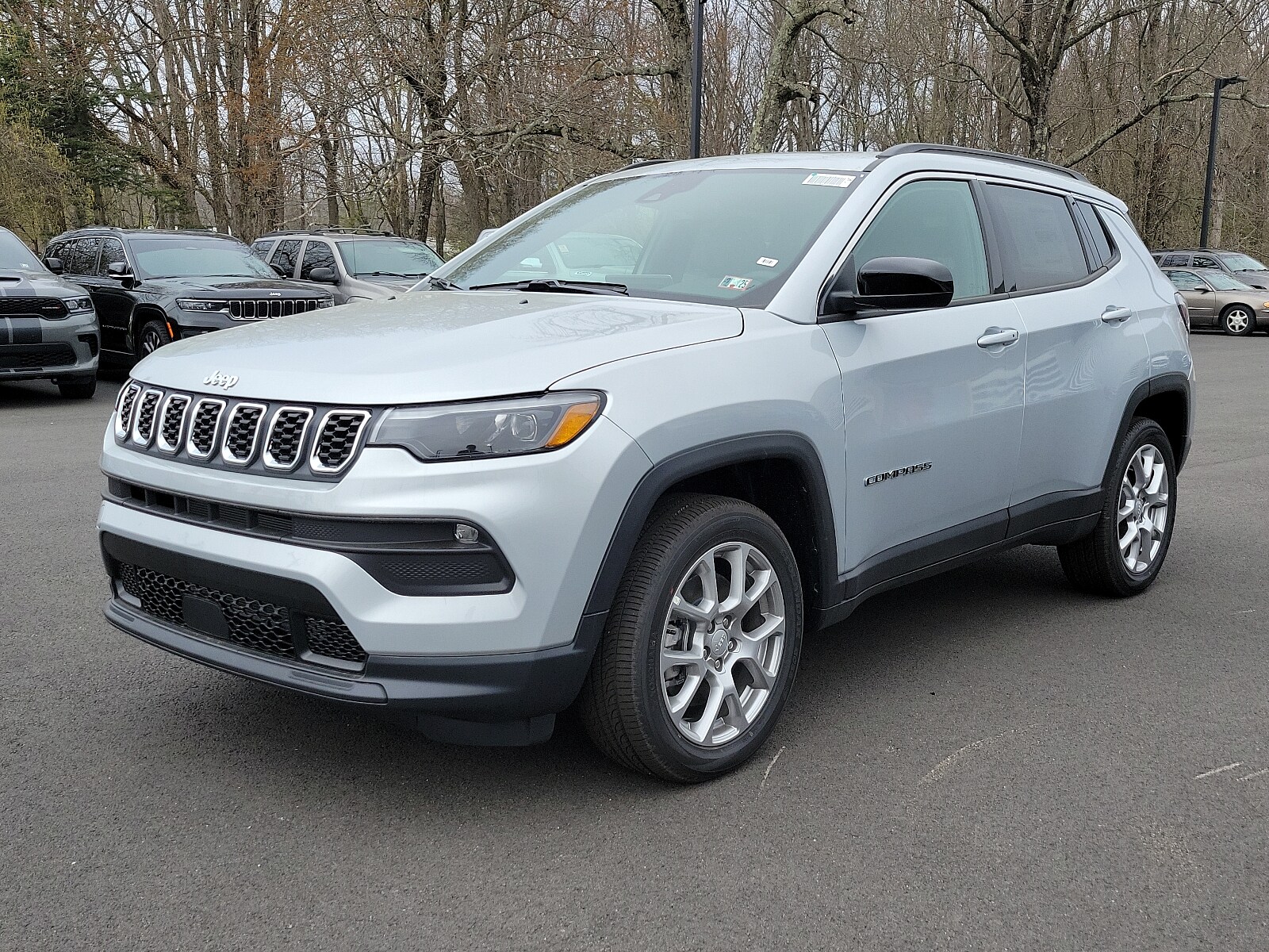 2024 Jeep Compass Latitude Lux photo 2