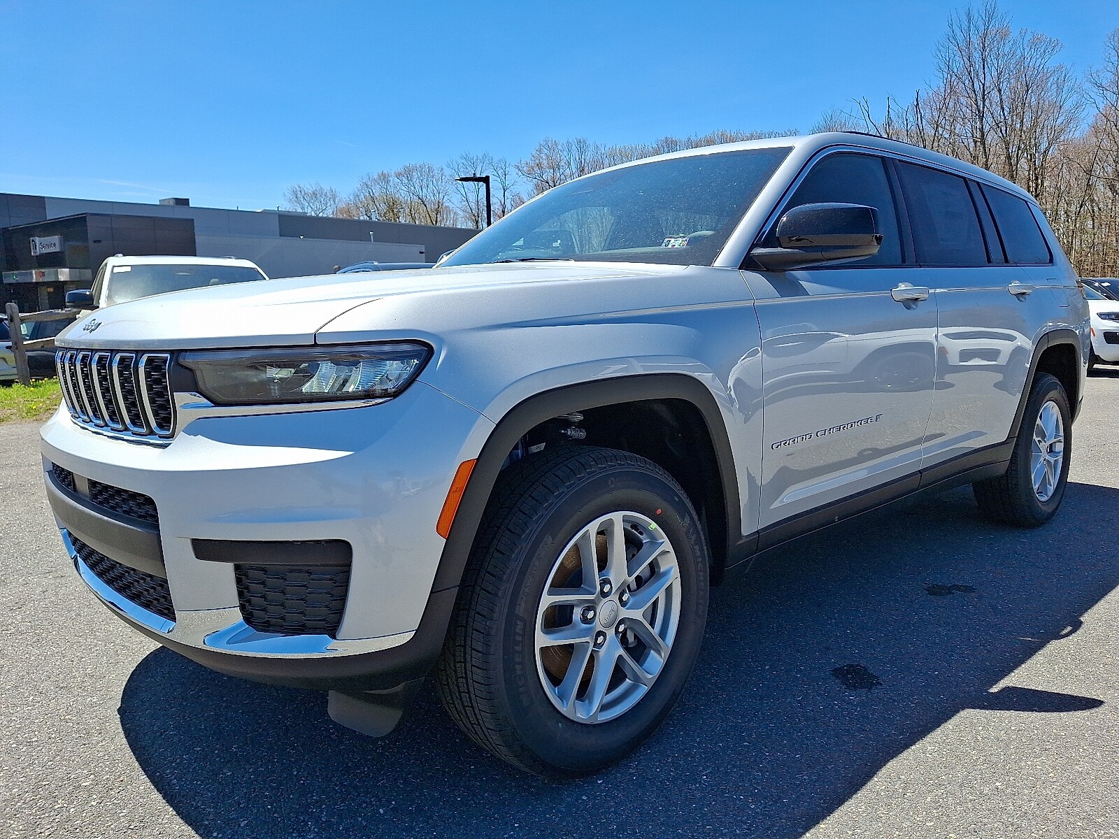 2025 Jeep Grand Cherokee Laredo photo 2
