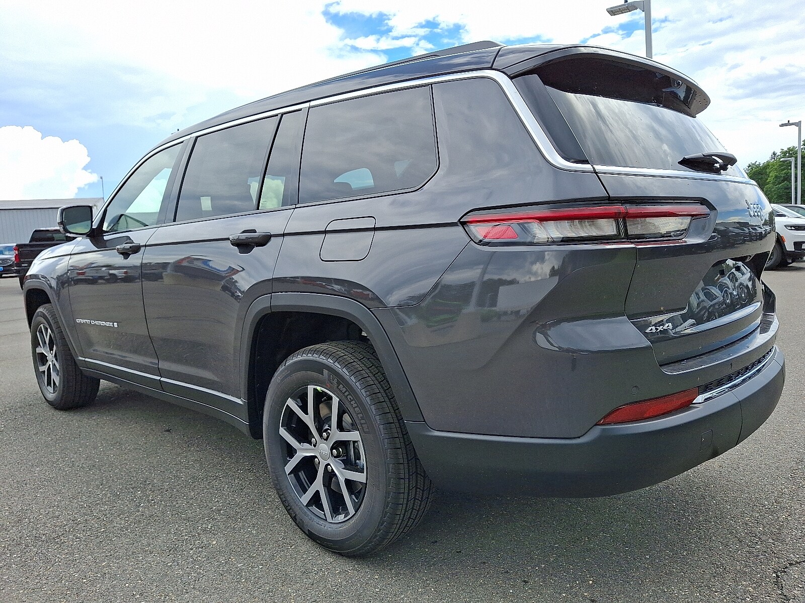 2025 Jeep Grand Cherokee Limited photo 3