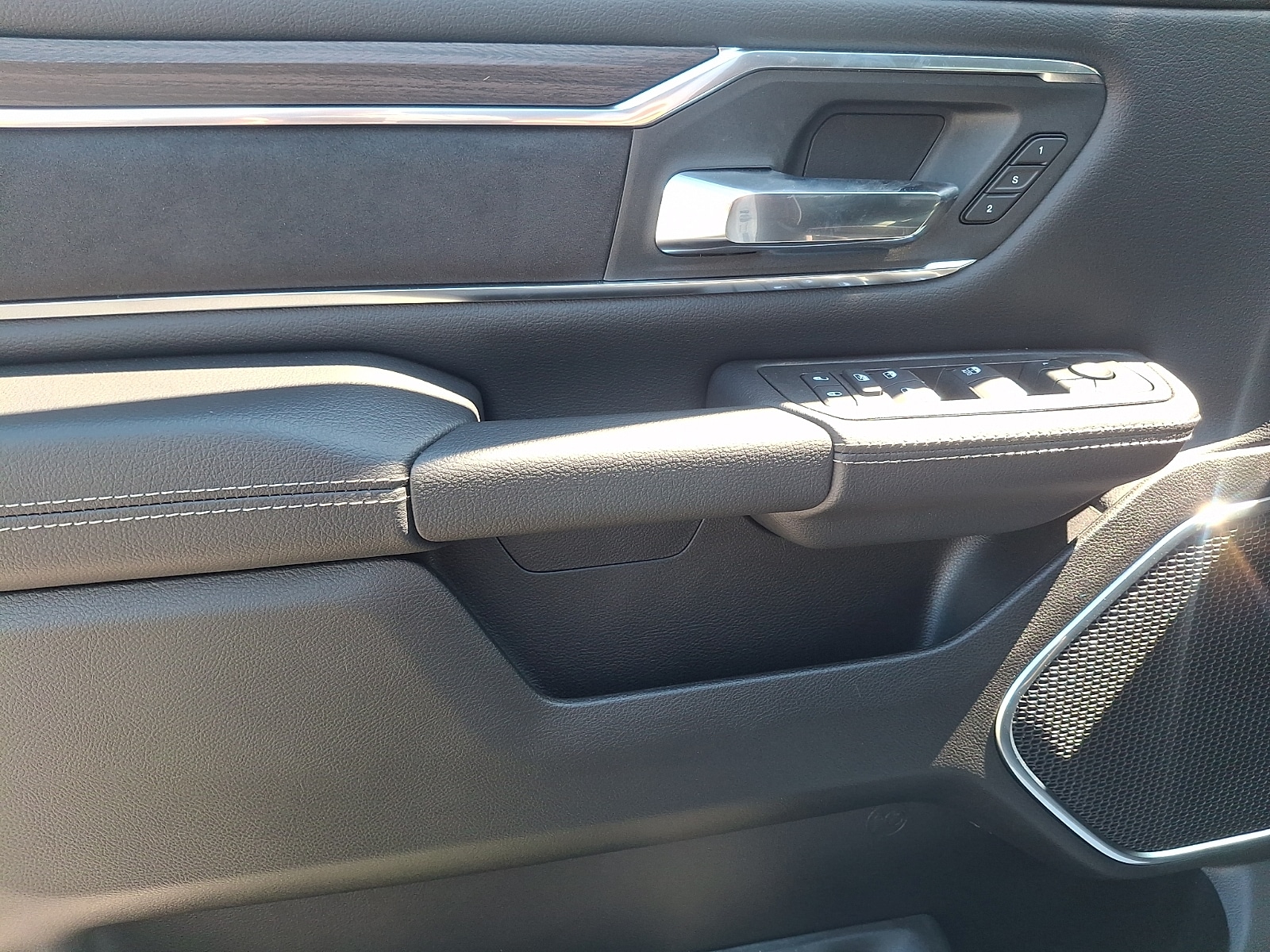 2026 RAM 1500 Laramie - Photo 8