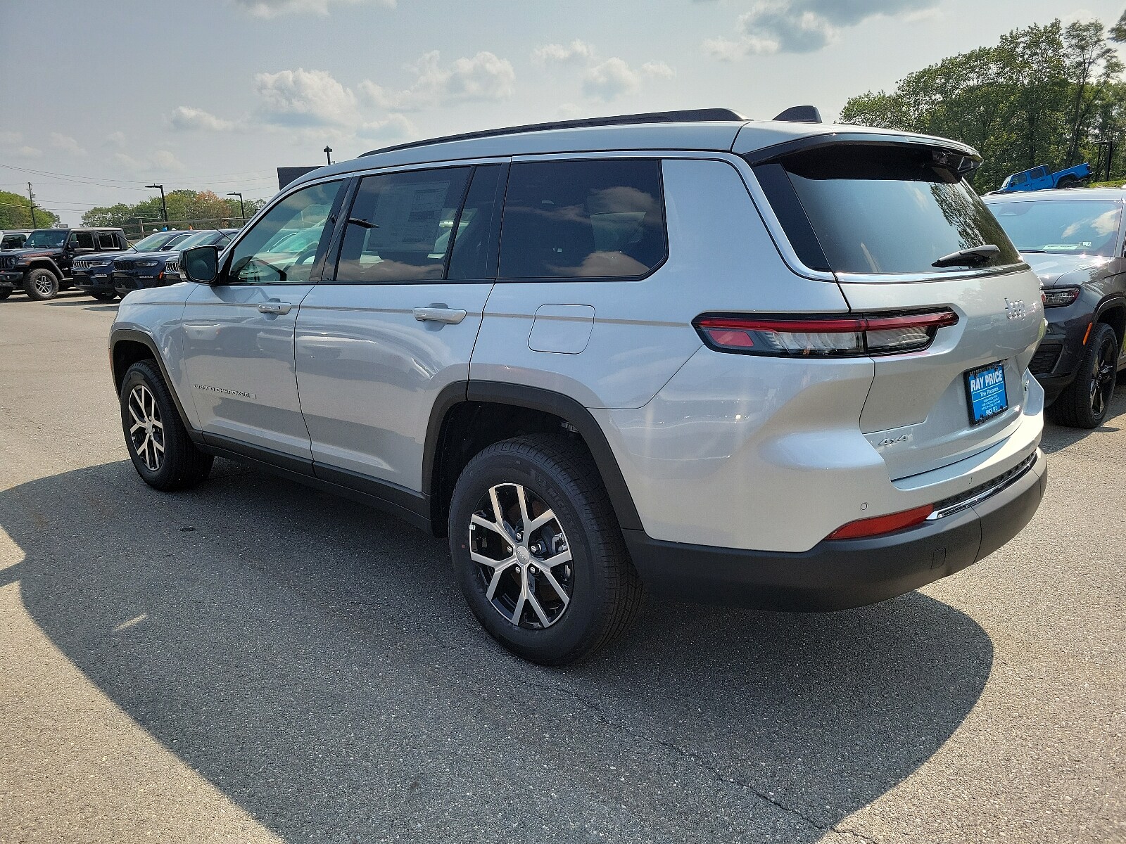 2024 Jeep Grand Cherokee Limited photo 3