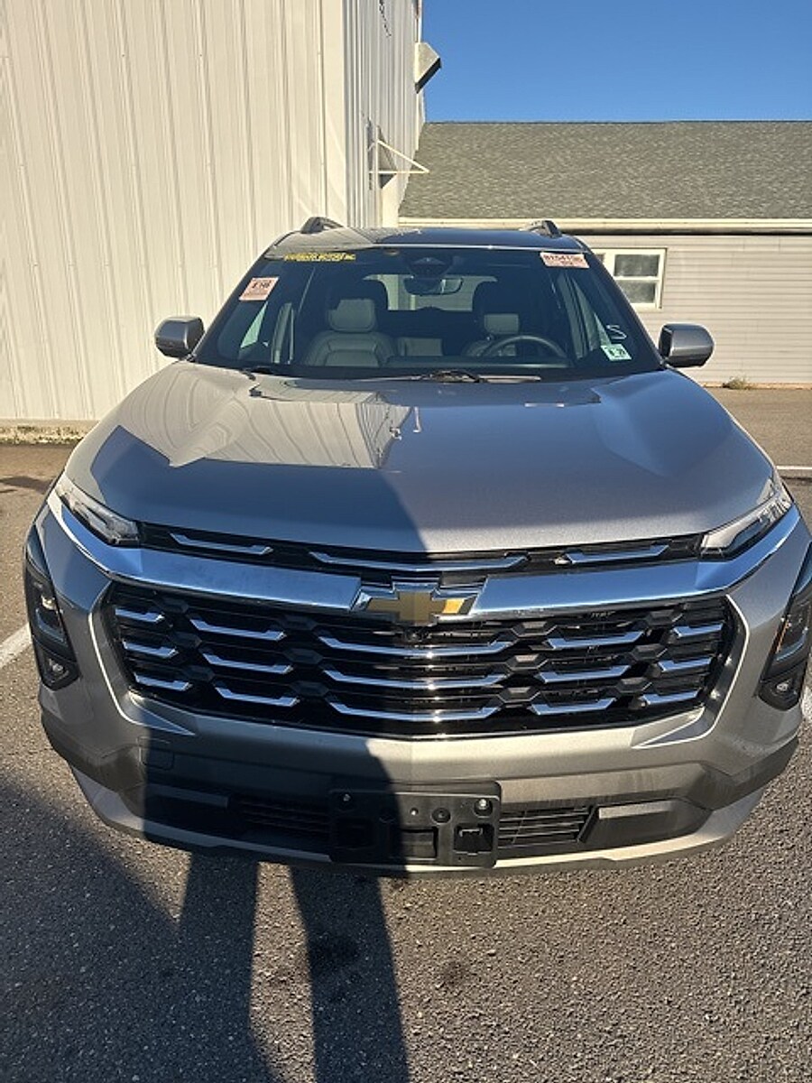 2025 Chevrolet Equinox LT photo 2