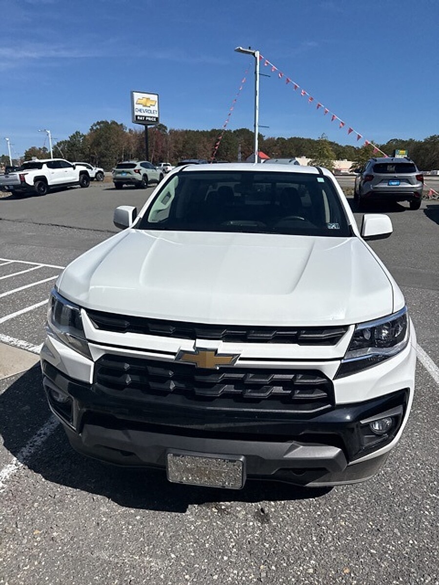 2022 Chevrolet Colorado LT photo 2