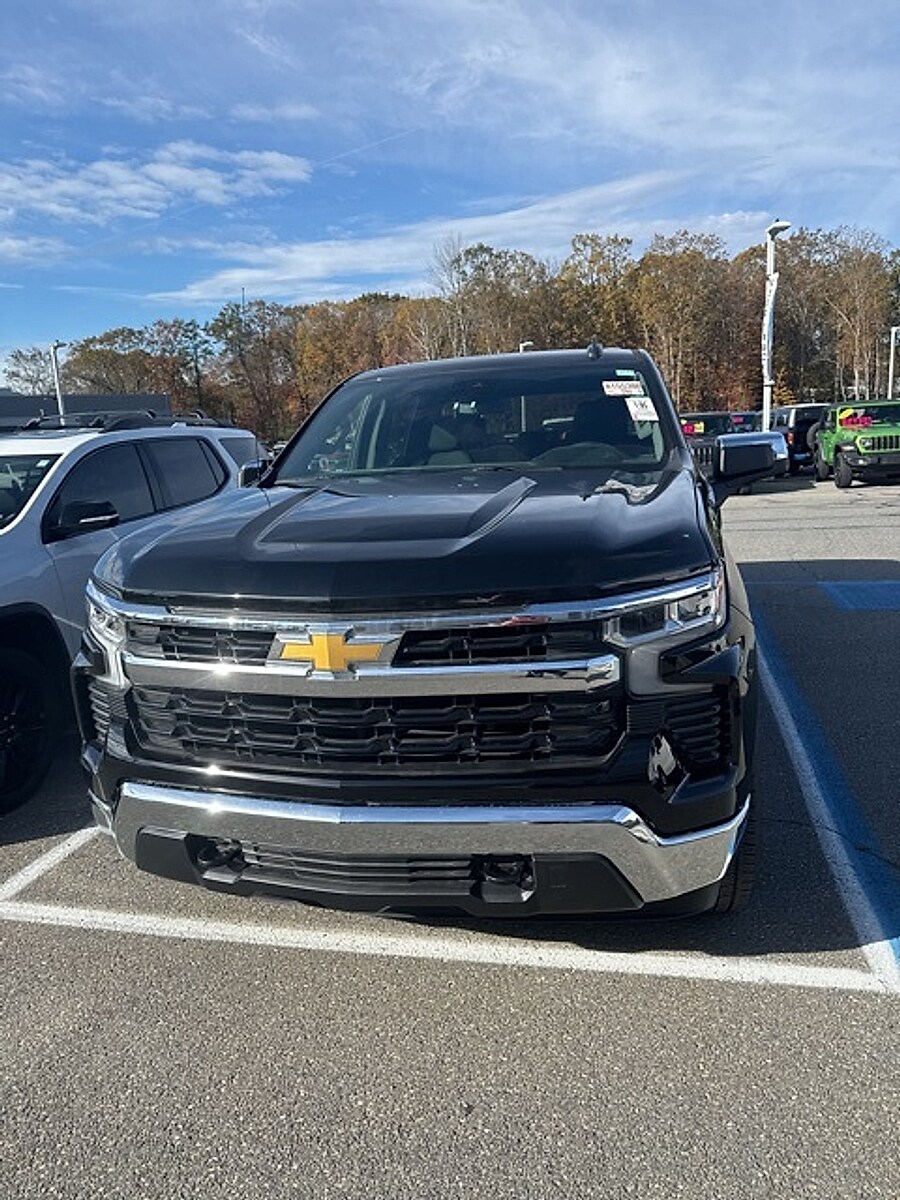 2023 Chevrolet Silverado 1500 LT photo 2