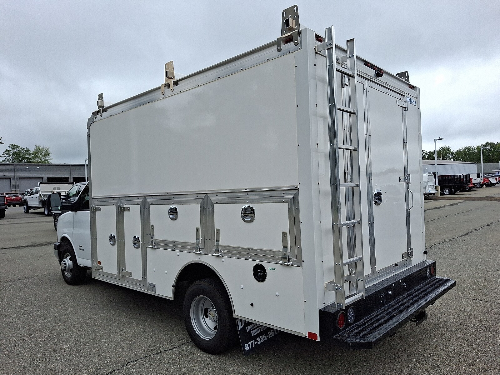2024 Chevrolet Express Cutaway photo 4