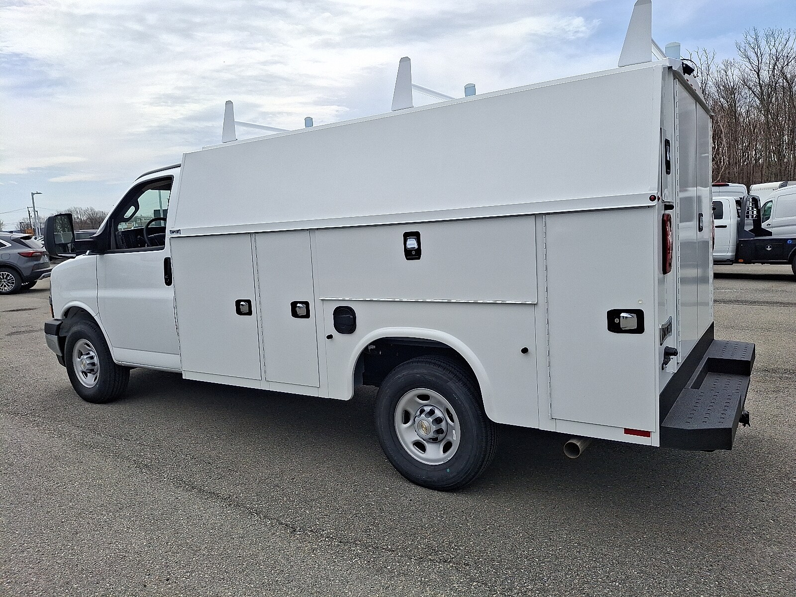 2024 Chevrolet Express Cutaway 3500 photo 3