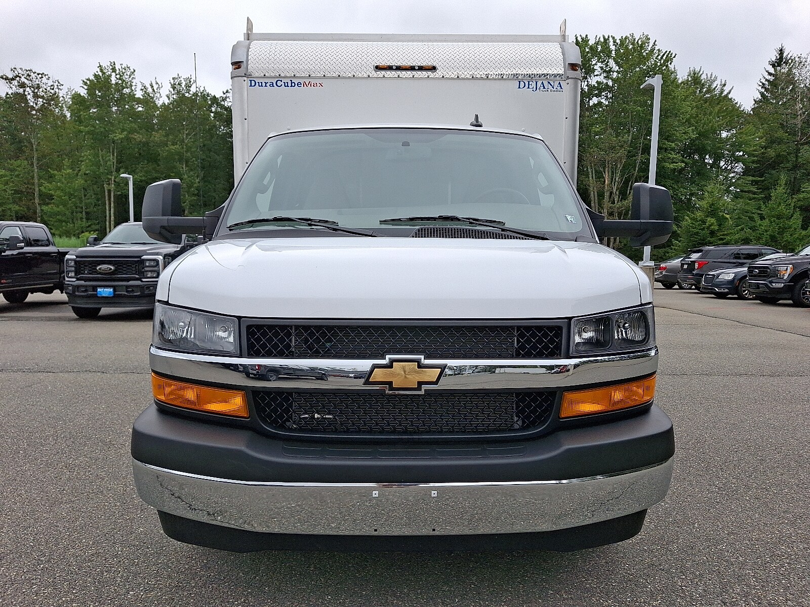 2024 Chevrolet Express Cutaway photo 2