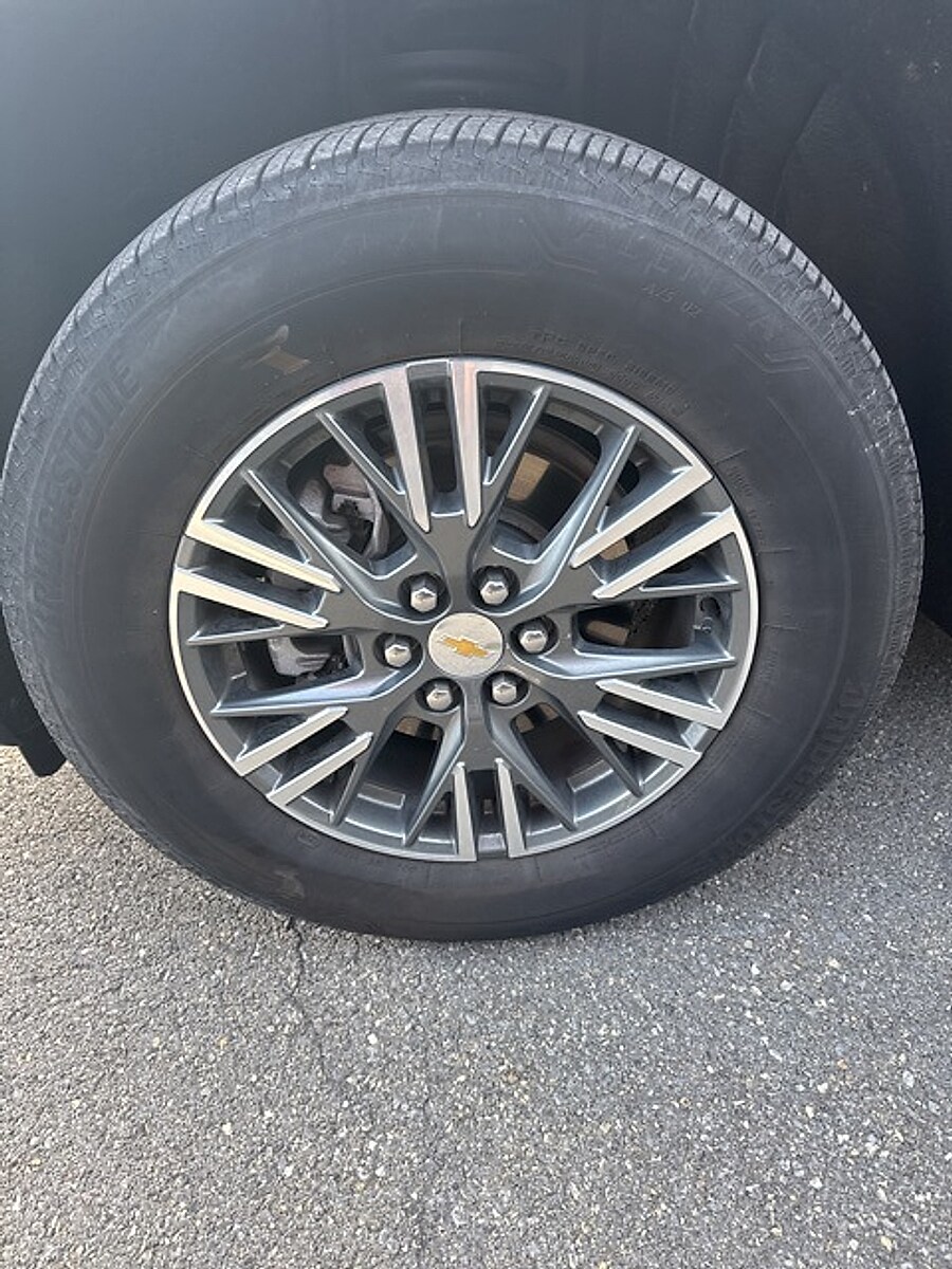 2025 Chevrolet Traverse photo 3