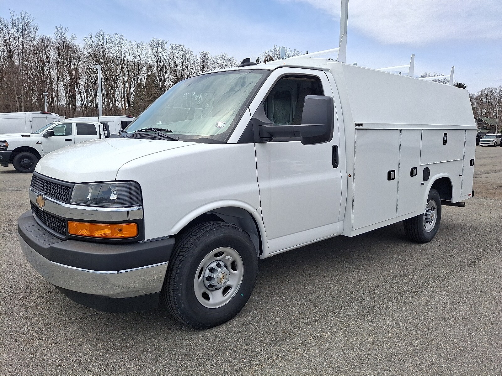 2024 Chevrolet Express Cutaway 3500 photo 2