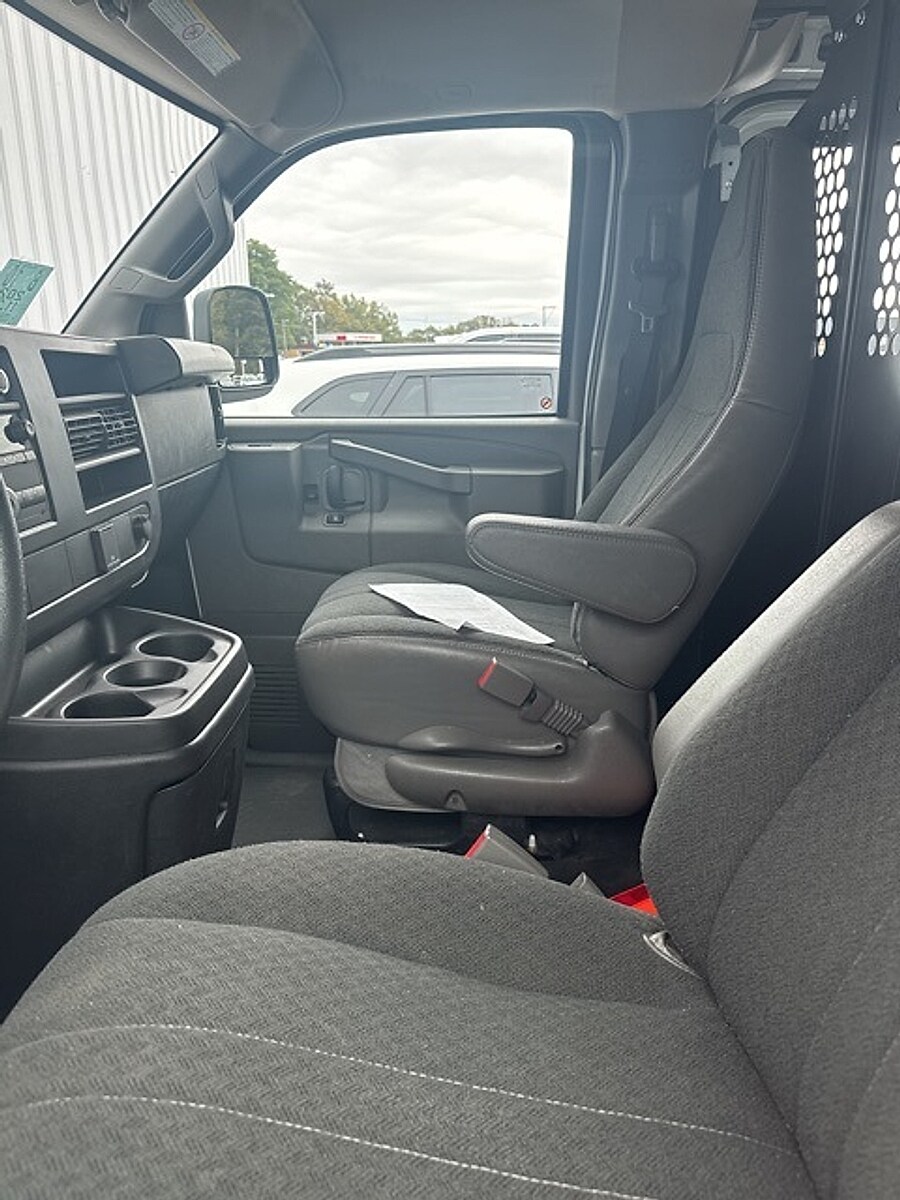 2023 Gmc Savana Cargo 2500 photo 3