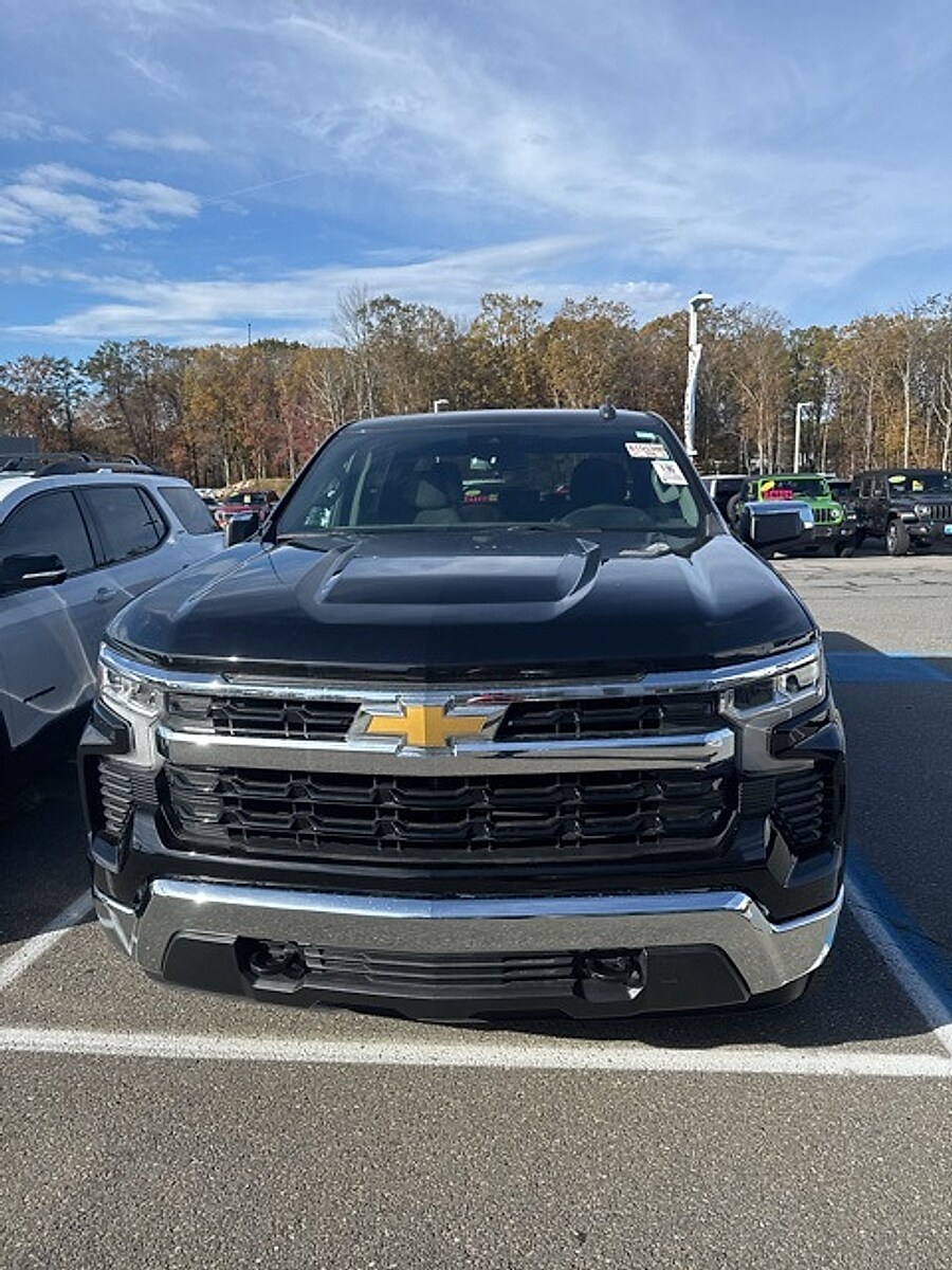 2023 Chevrolet Silverado 1500 LT photo 3
