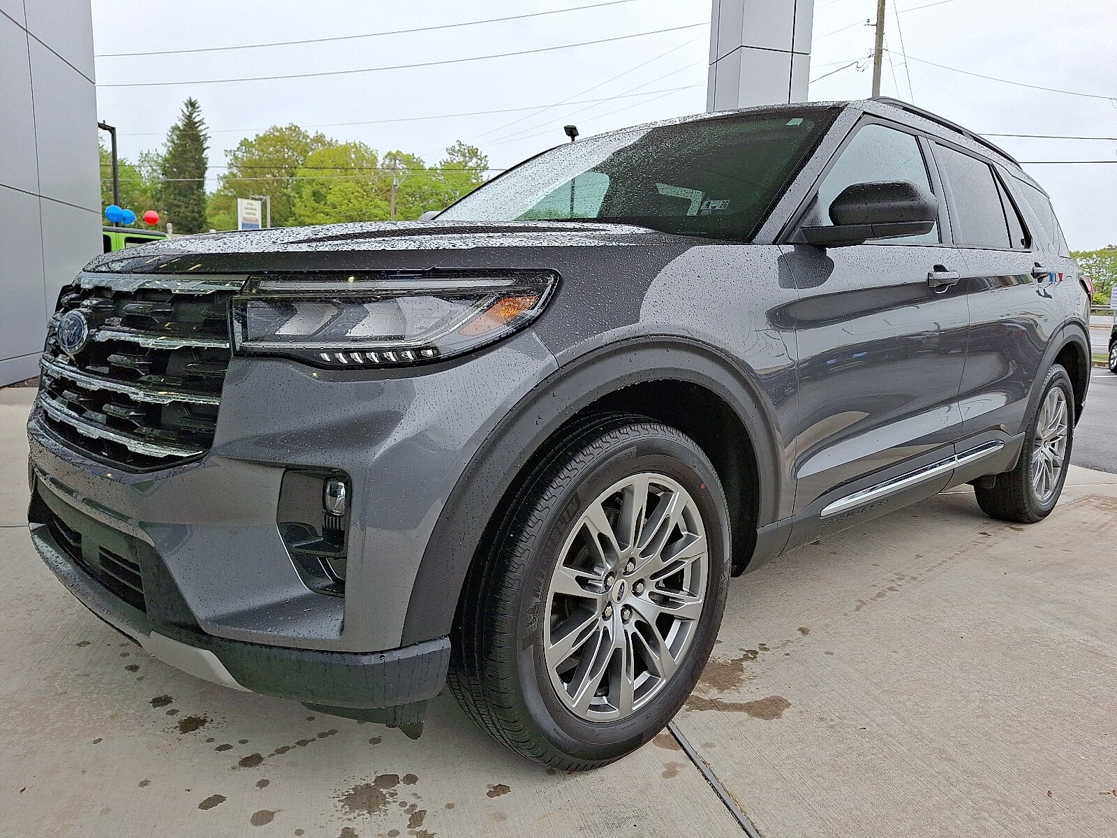 2025 Ford Explorer photo 2