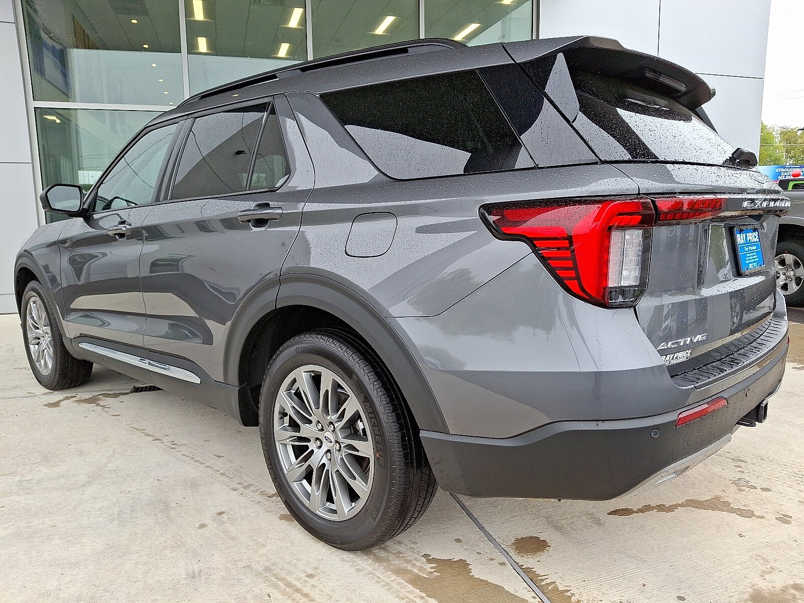 2025 Ford Explorer photo 3