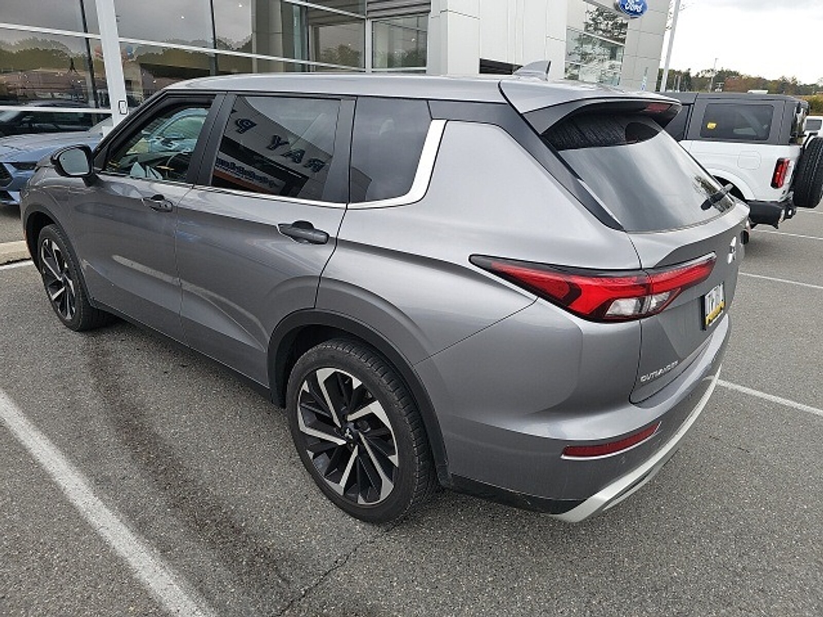 2022 Mitsubishi Outlander Black Edition LE SEL GT photo 2