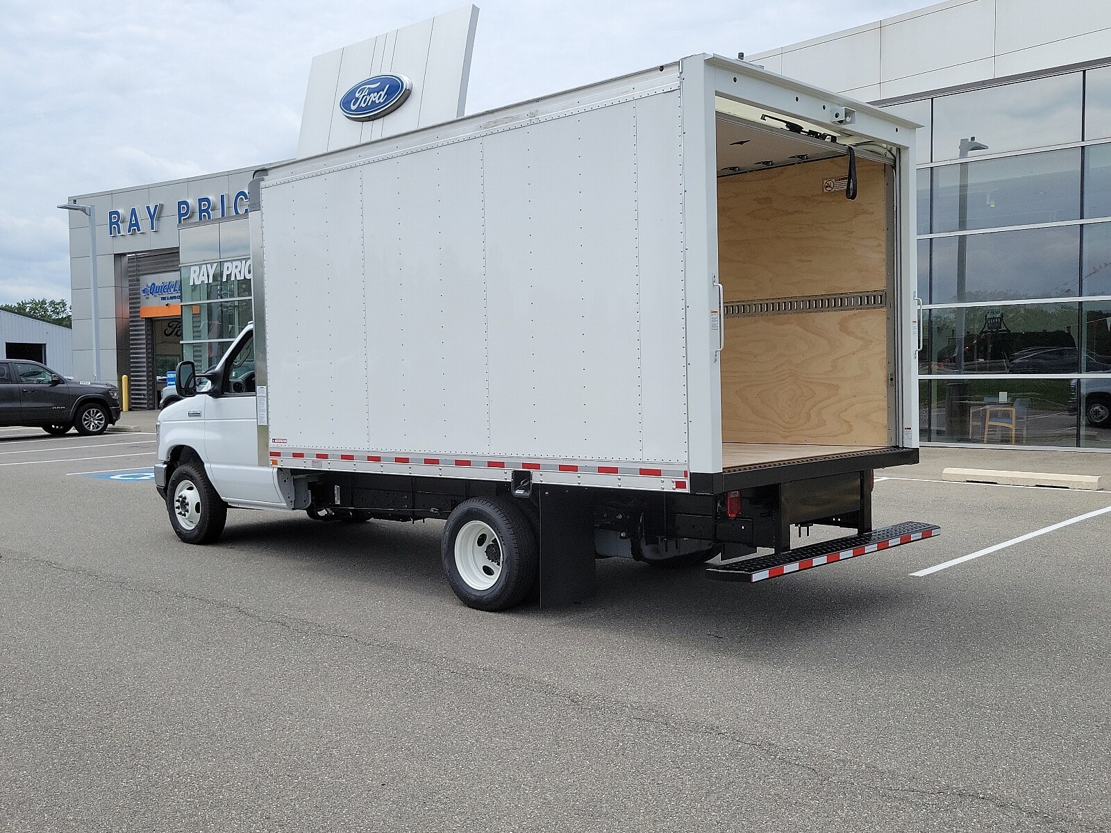 2025 Ford E-350 photo 3