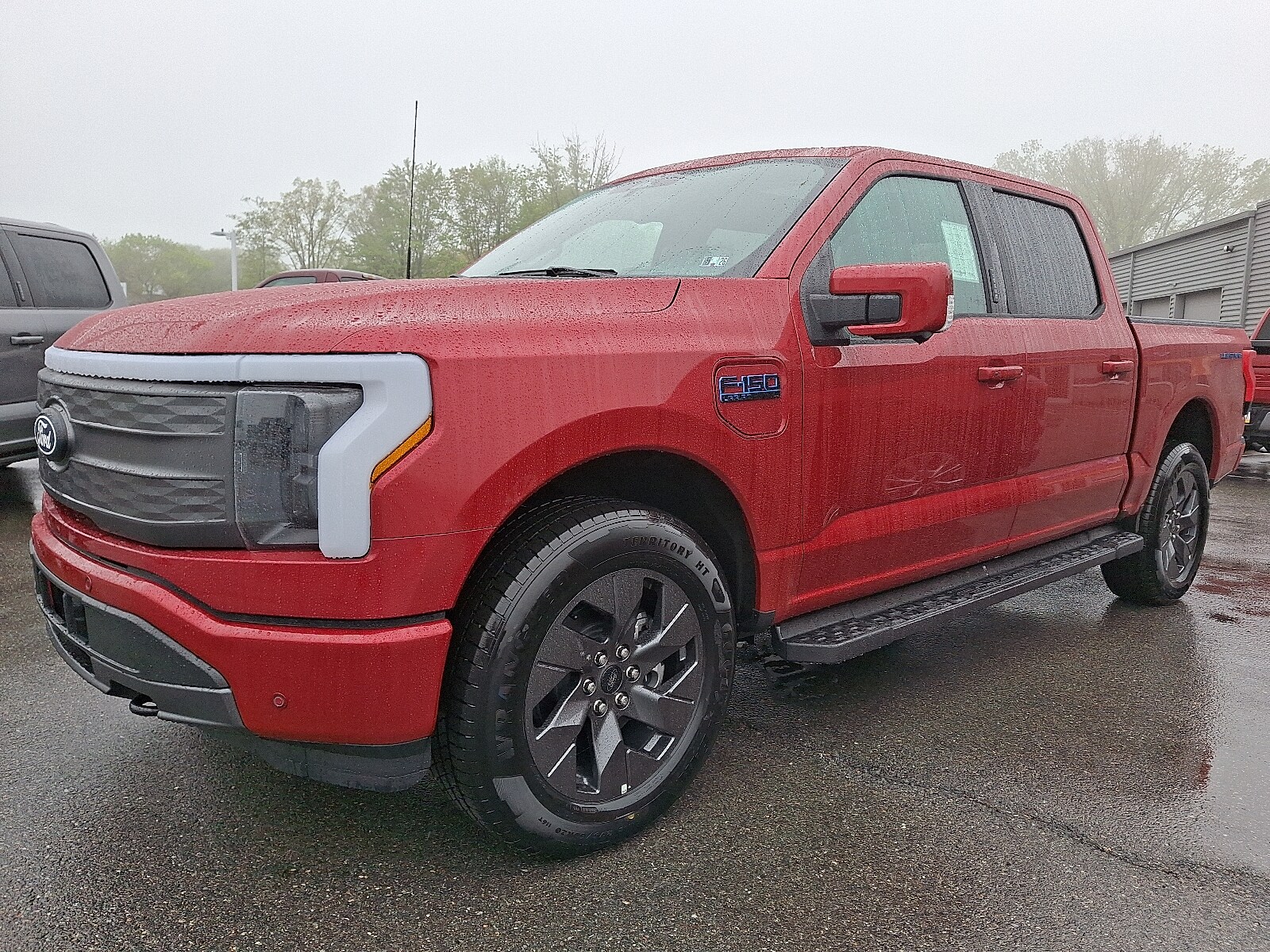 2025 Ford F-150 Lightning Lariat photo 2