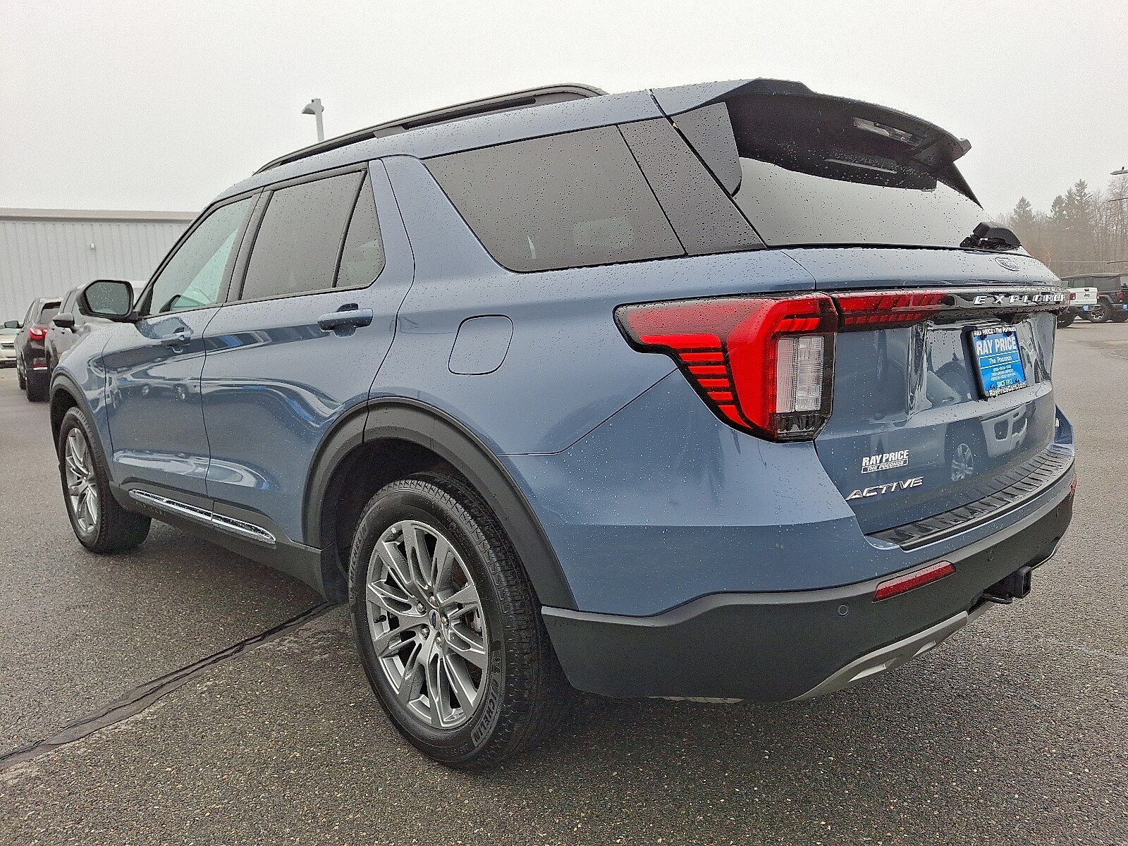 2025 Ford Explorer photo 3