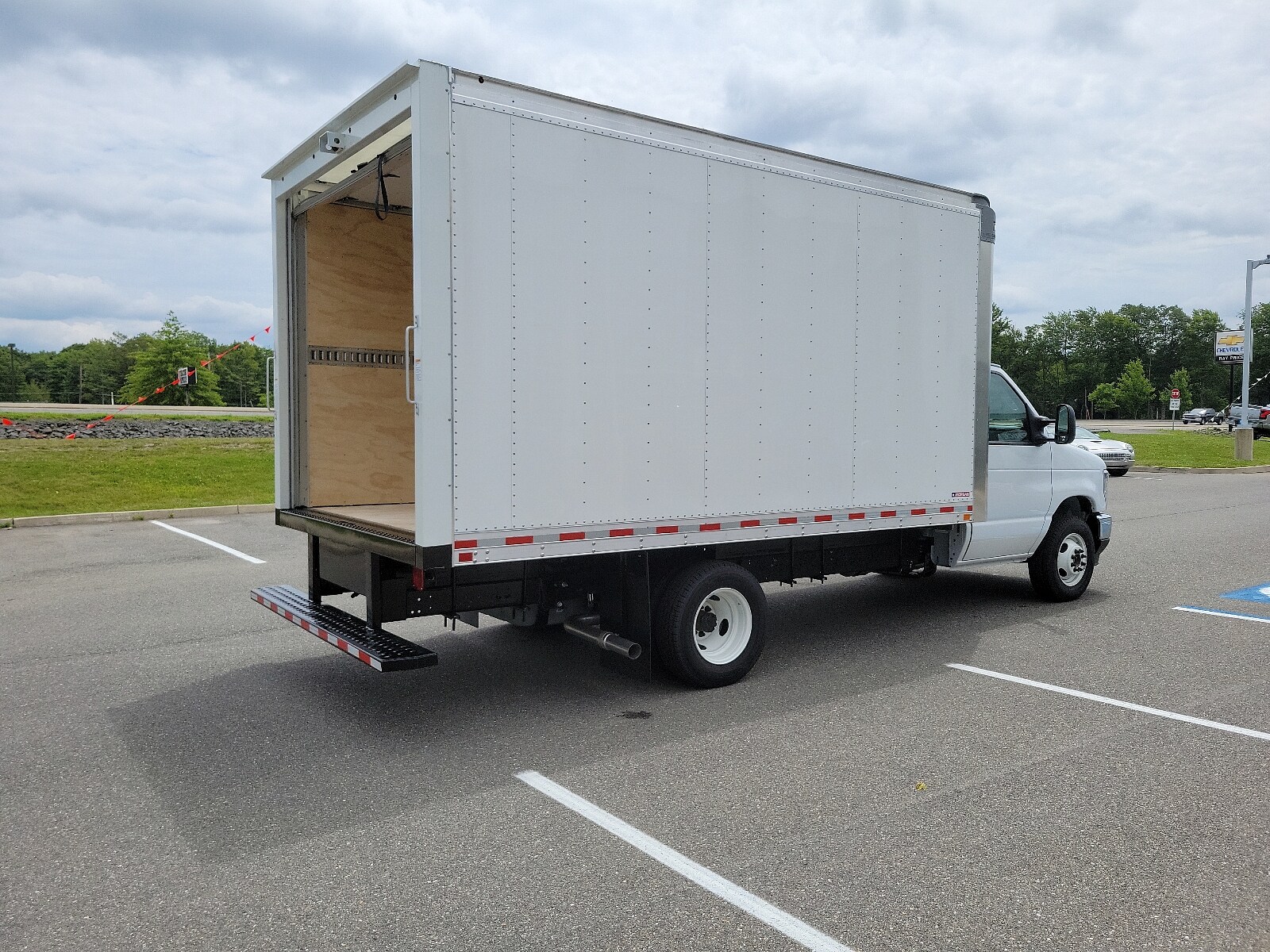 2025 Ford E-350 photo 4