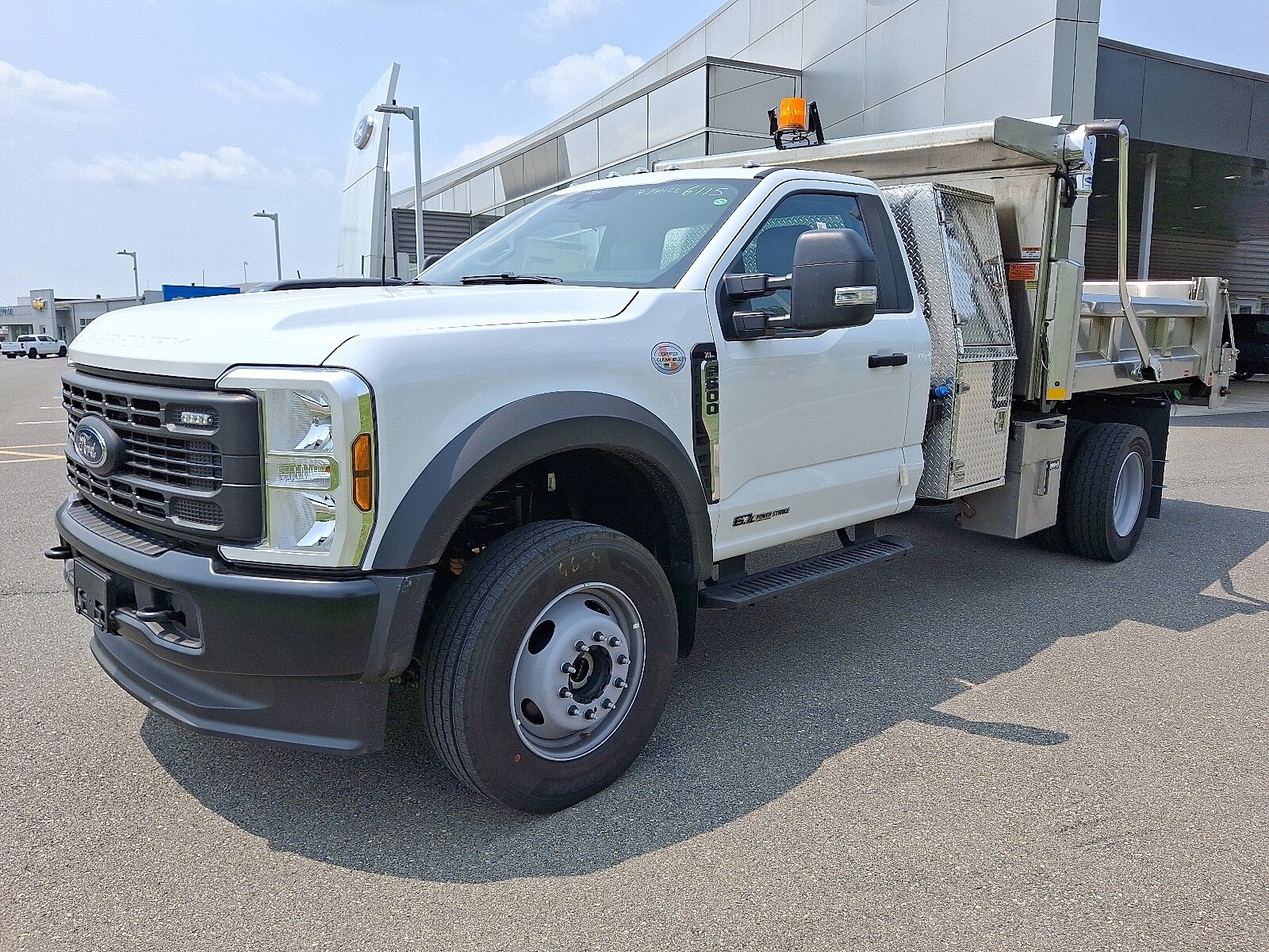 2024 Ford F-600 photo 2