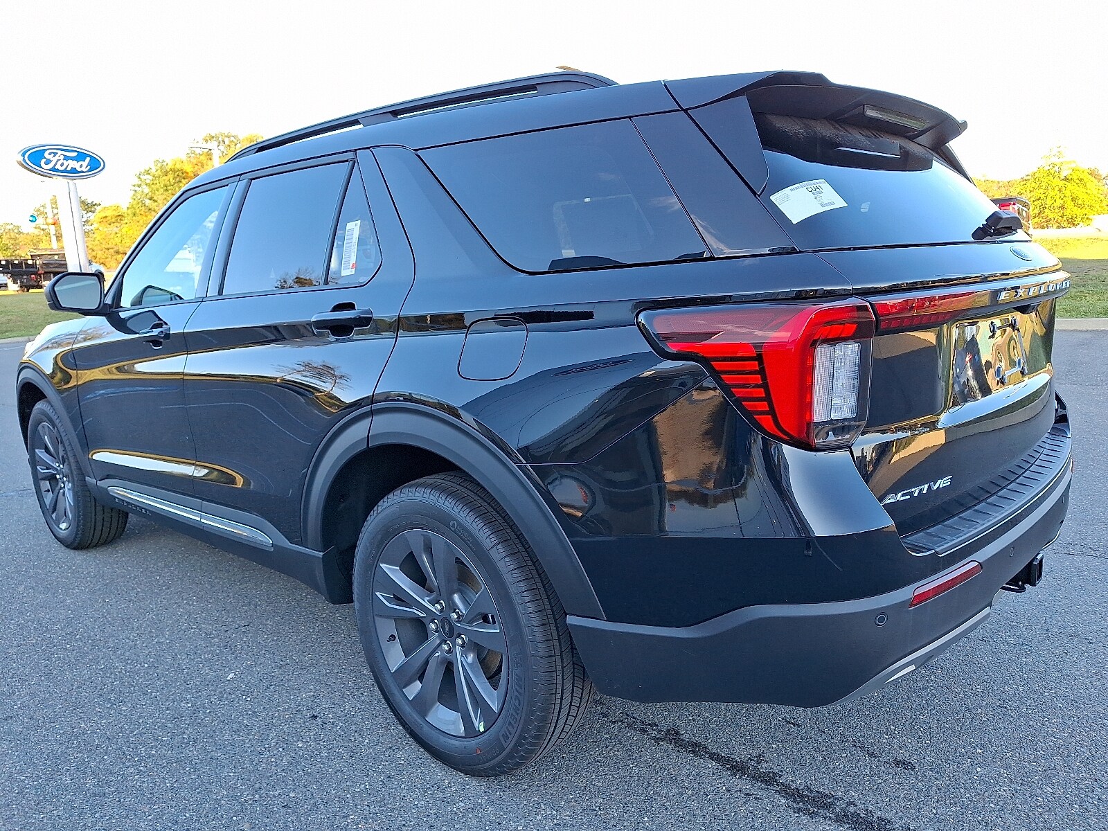 2025 Ford Explorer photo 3
