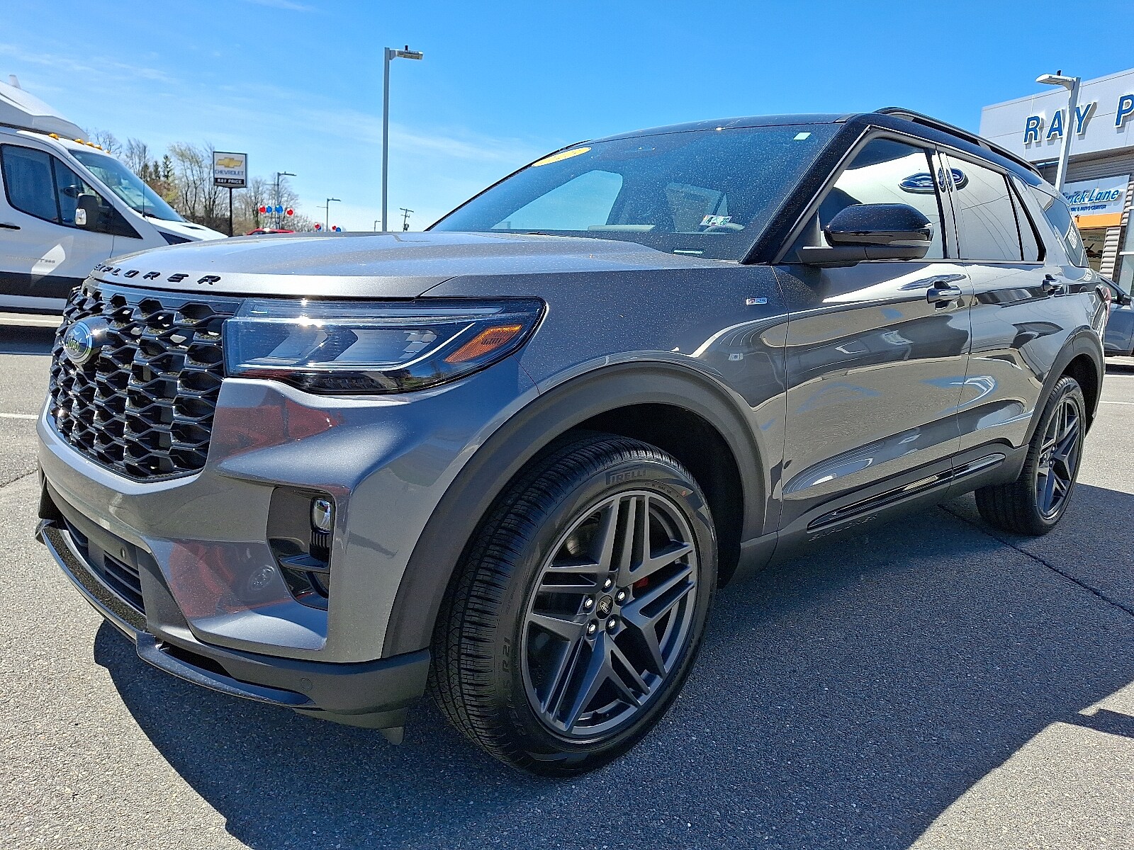 2025 Ford Explorer ST-Line photo 2