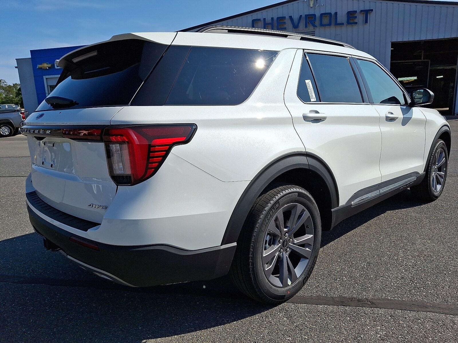 2025 Ford Explorer photo 2