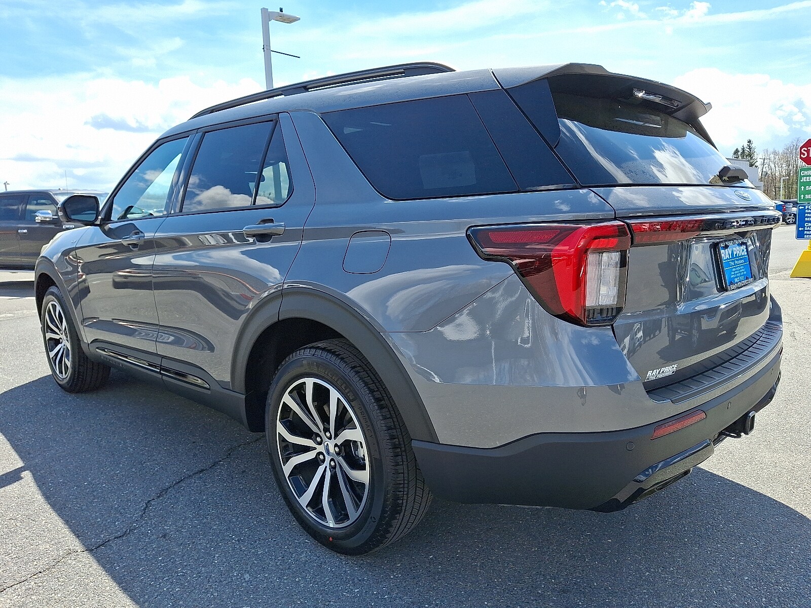 2025 Ford Explorer ST-Line photo 4