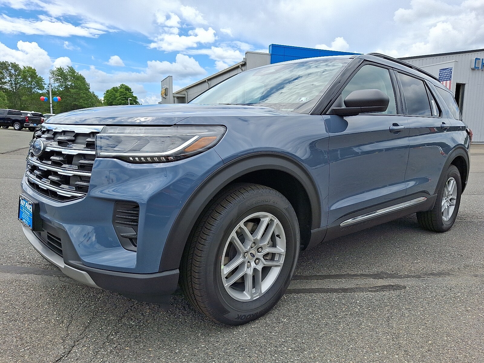 2025 Ford Explorer photo 2